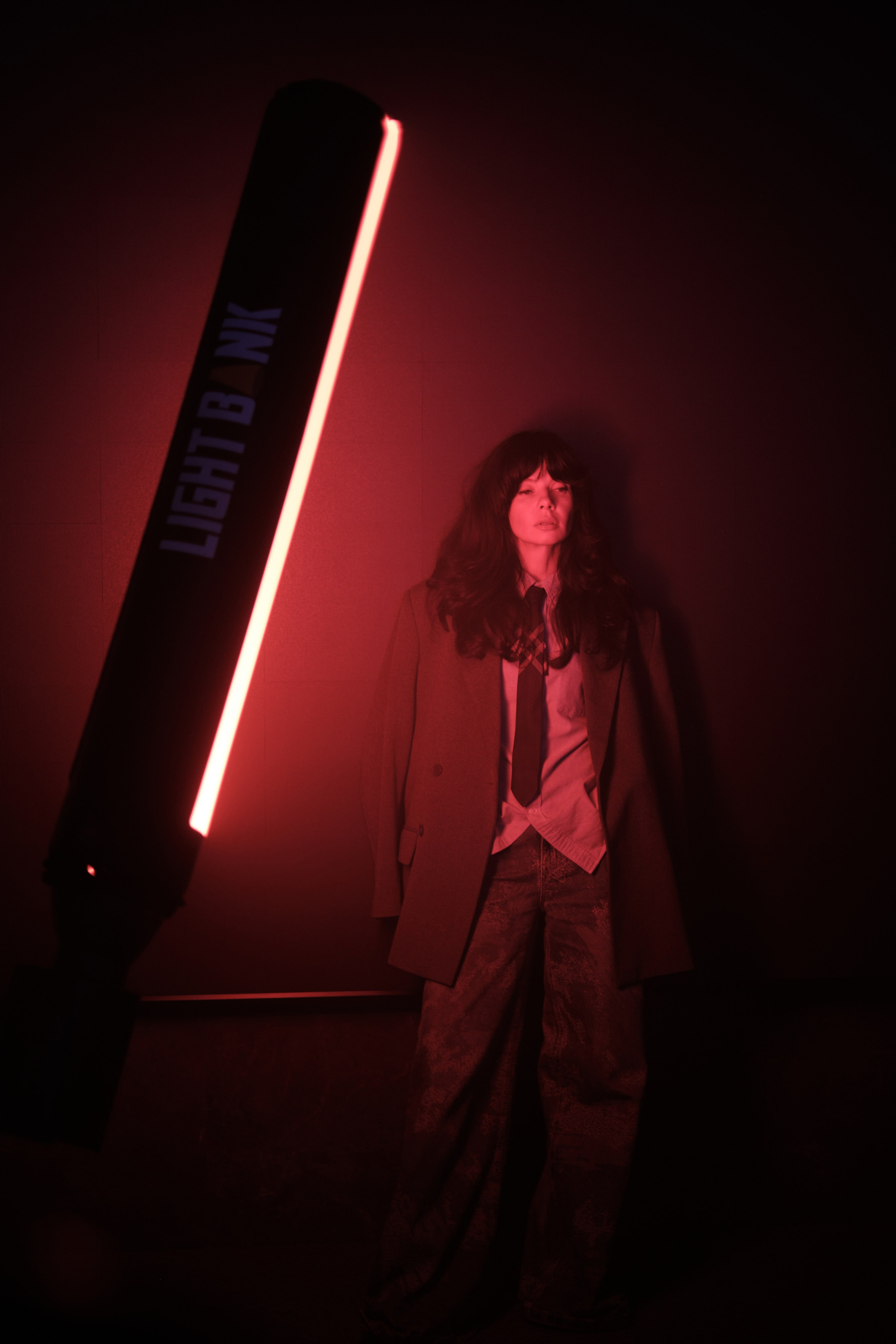 Женский портрет в пиджаке и драматичном красном свете