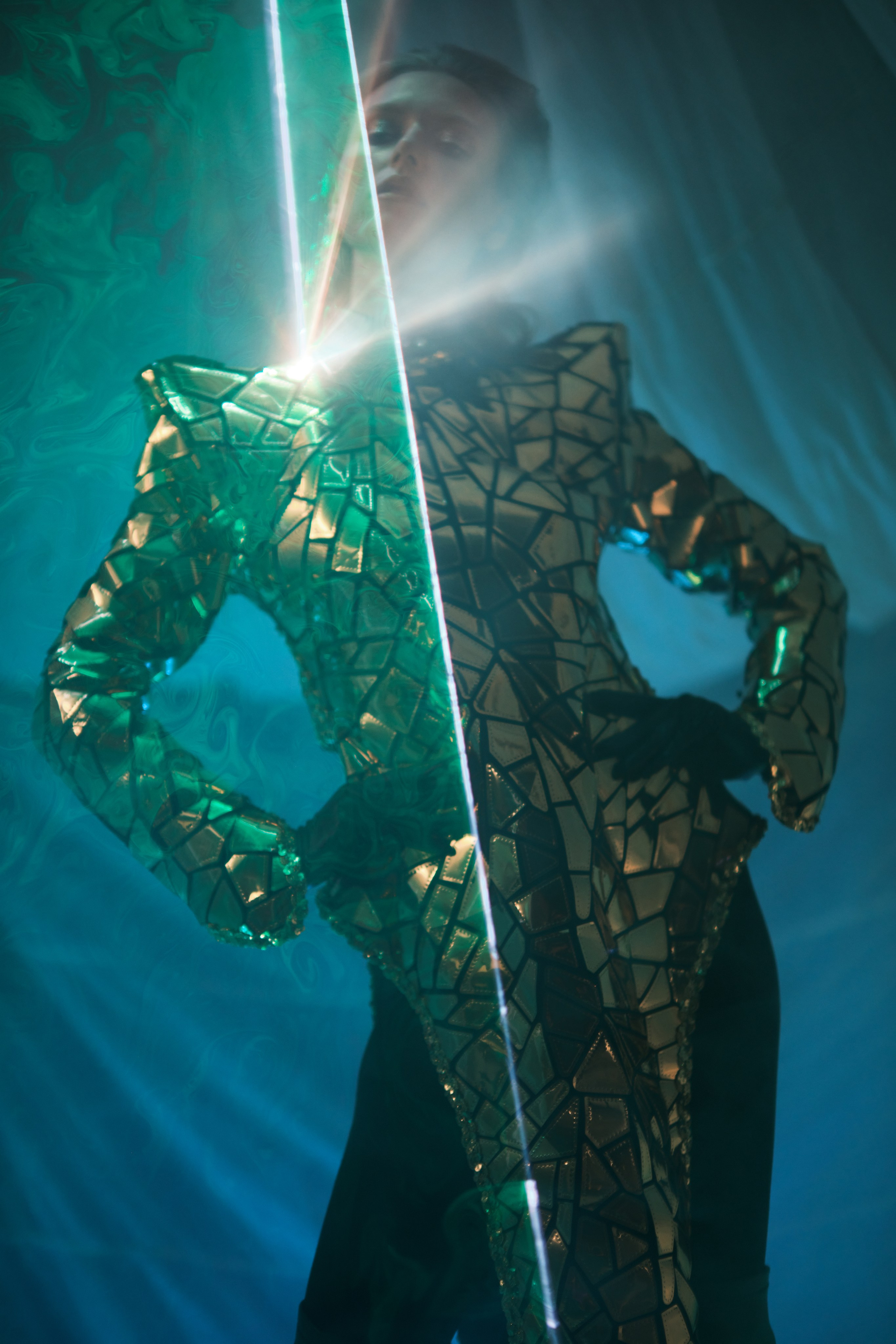 Фотосессия в стиле футуристической моды девушка в зеркальном костюме с отражения лазера