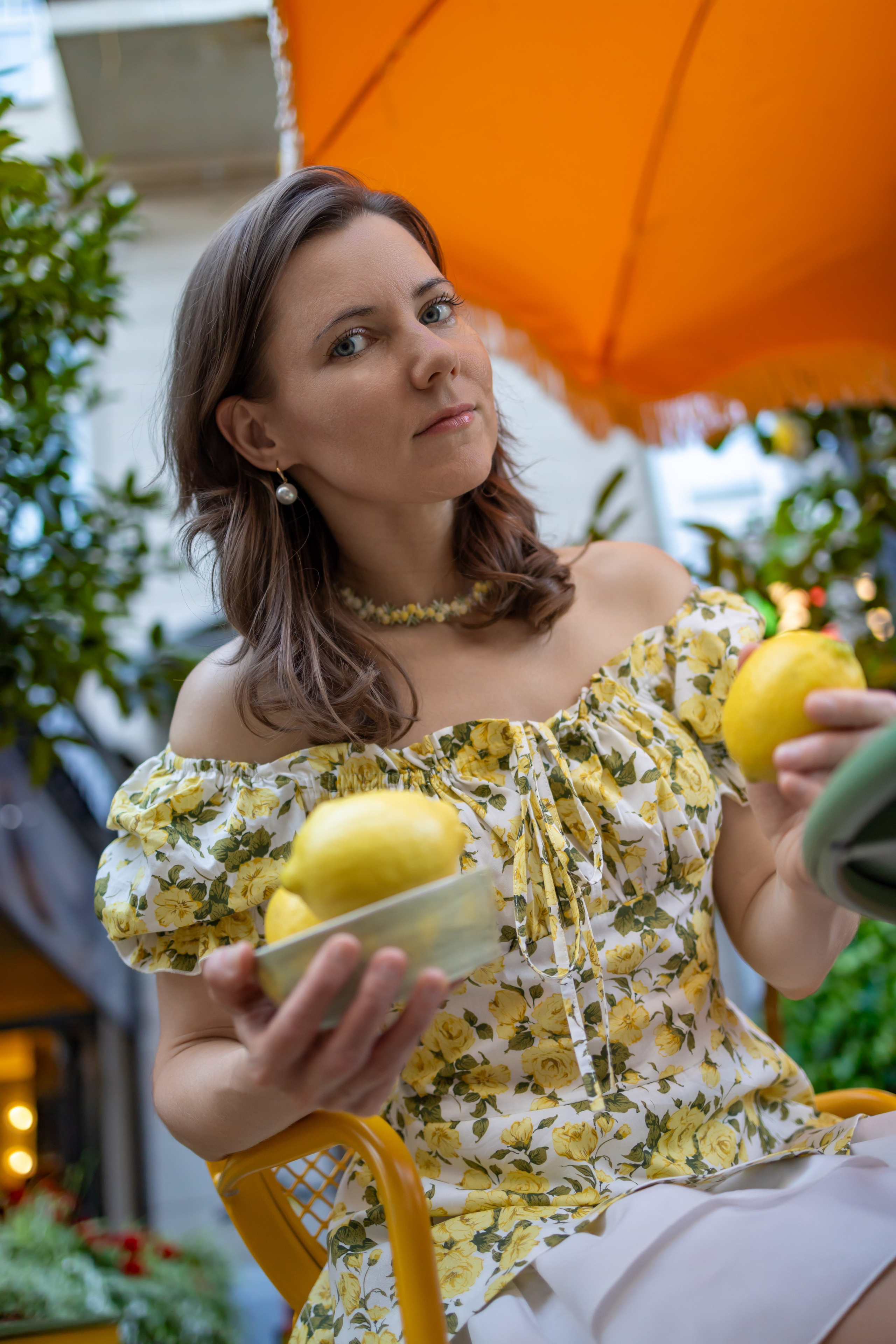 Цитрусовая история: фотосессия с лимонами в Камергерском переулке. Репортажный, семейный и студийный фотограф в Москве Демин Алексей