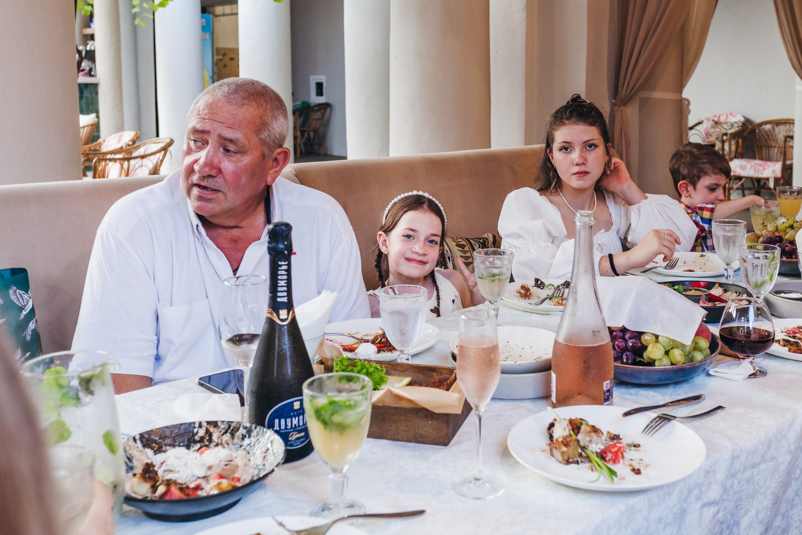 День рождение в уютном ресторане. Фотограф Денис Денисов