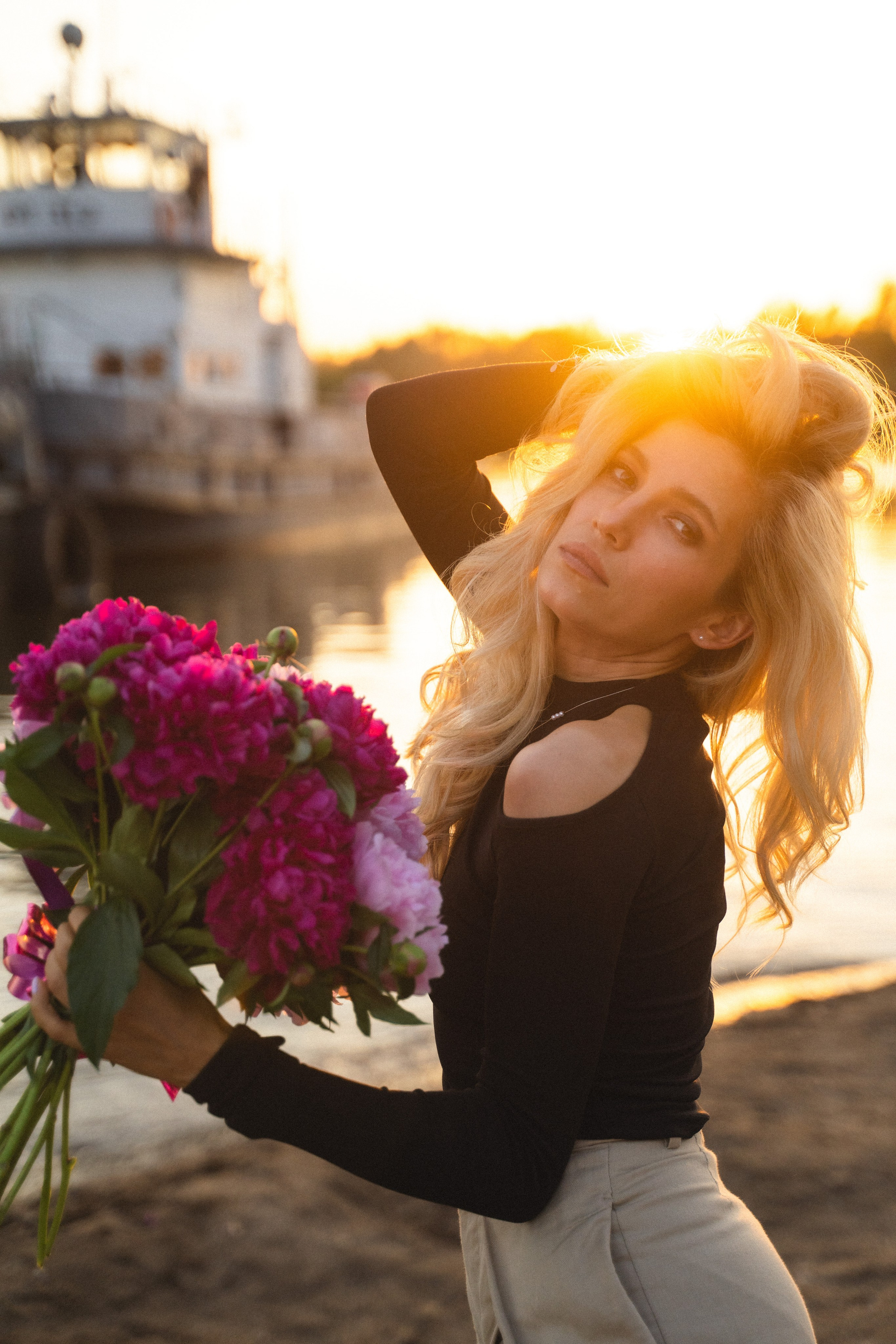 Девушки на берегу