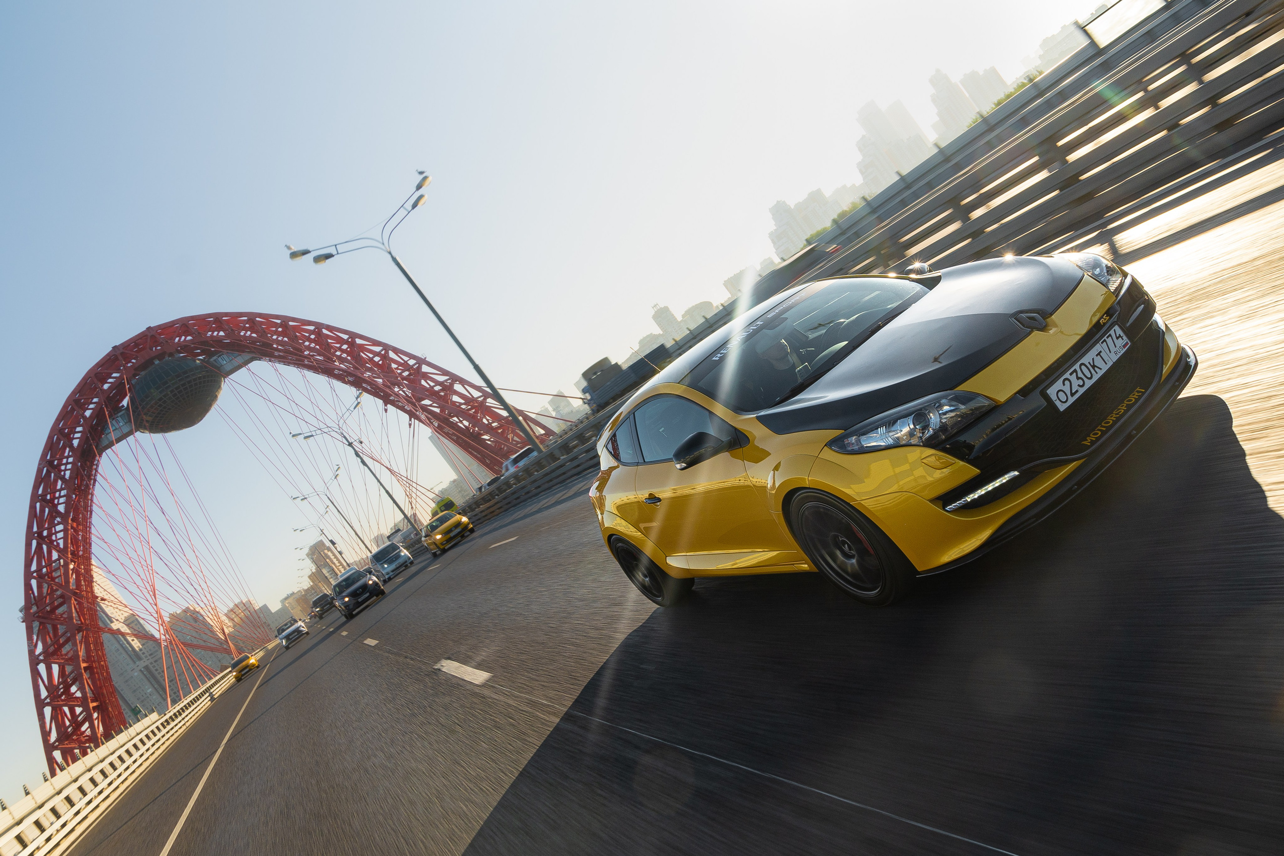 Спортивный хэтчбэк ездит по улицам Москвы. Жуков Илья  свадебный фотограф в Москве