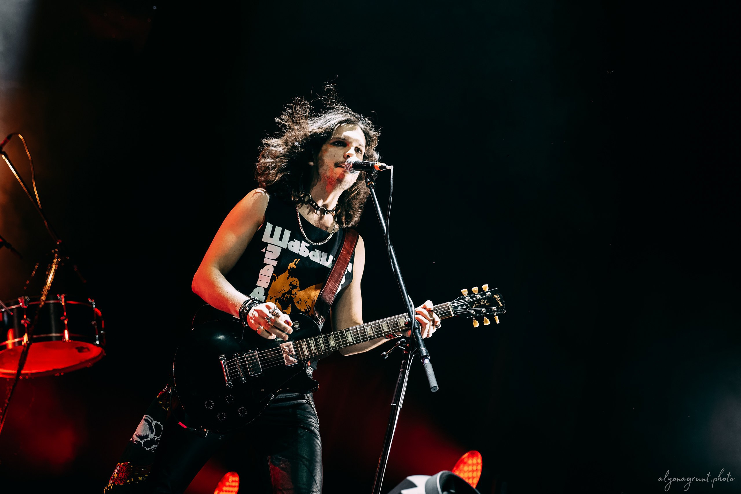 Багровый Фантомас, фоторепортаж, СПб, BASE, 14.12.2025. Алена Адрианова: фотограф в Санкт-Петербурге