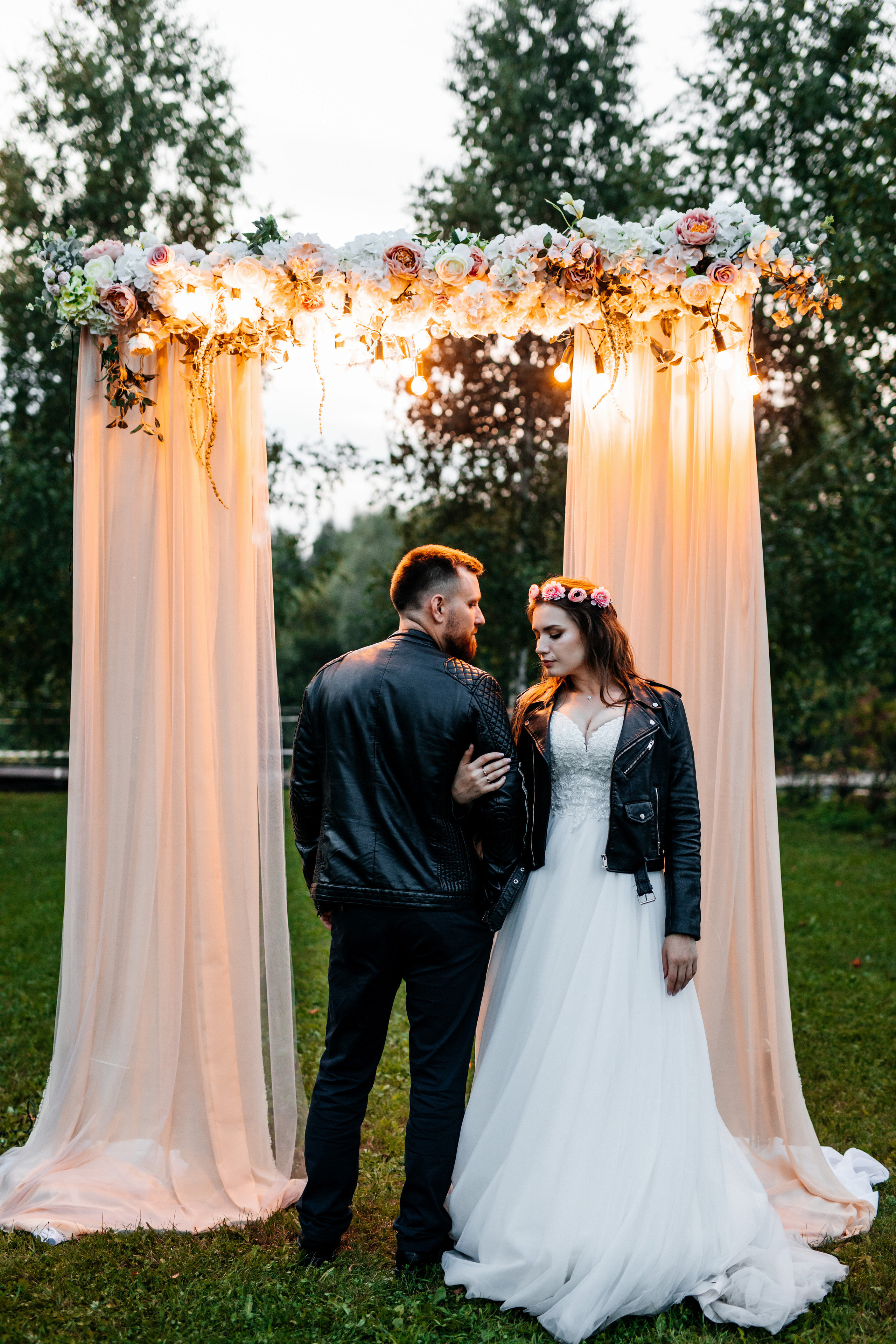 фотосессия жениха и невесты на фоне арки с огнями в вечернее время