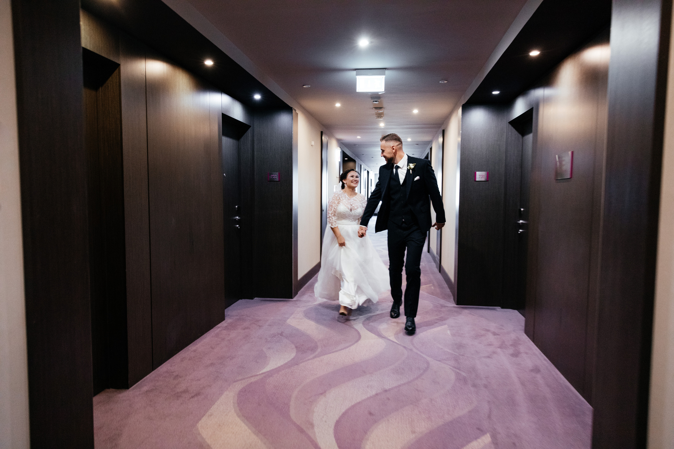 съемка молодожен в коридоре отеля