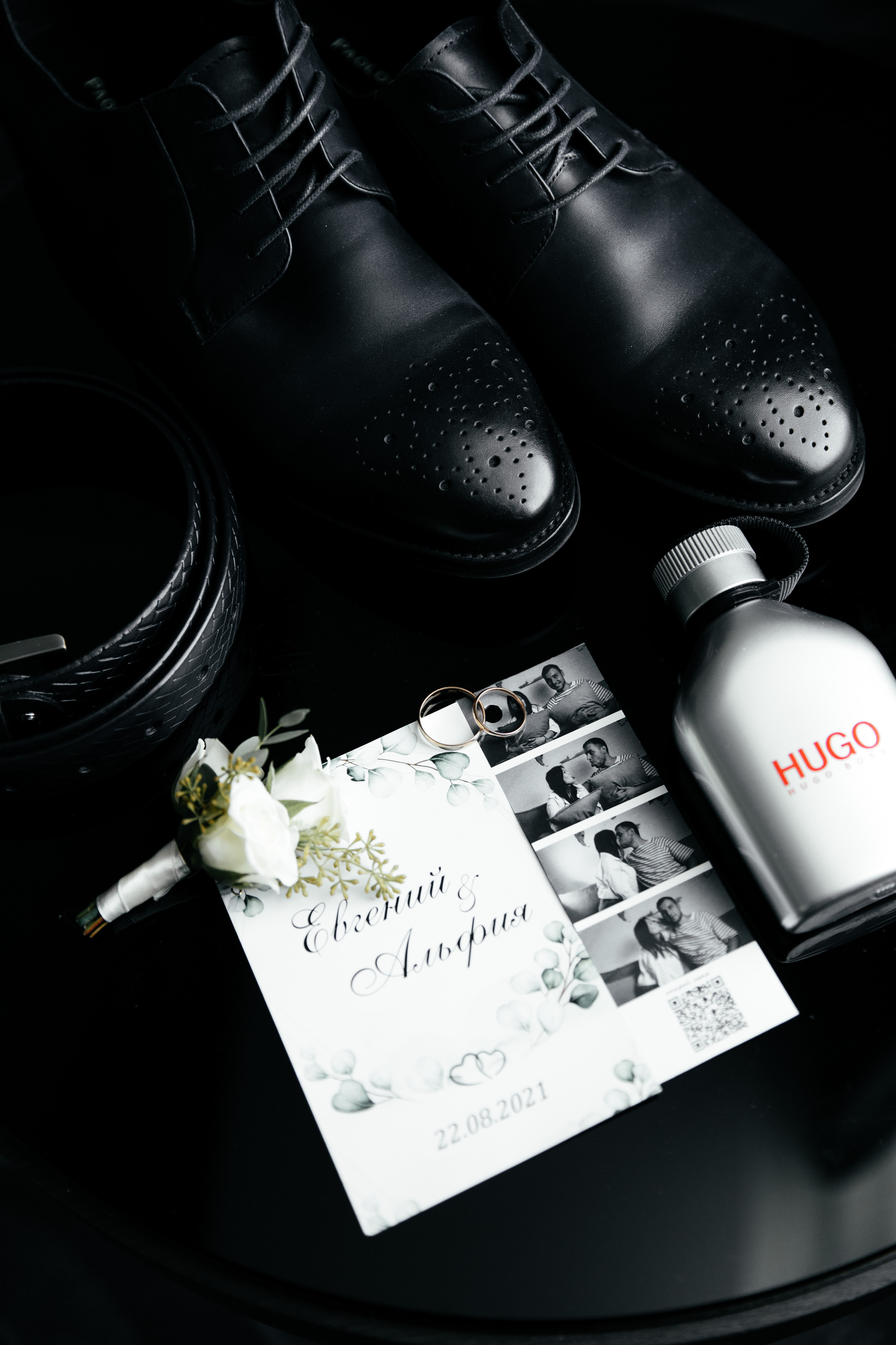 свадебные детали жениха: кольца, бутоньерка, духи, обувь, пригласительные