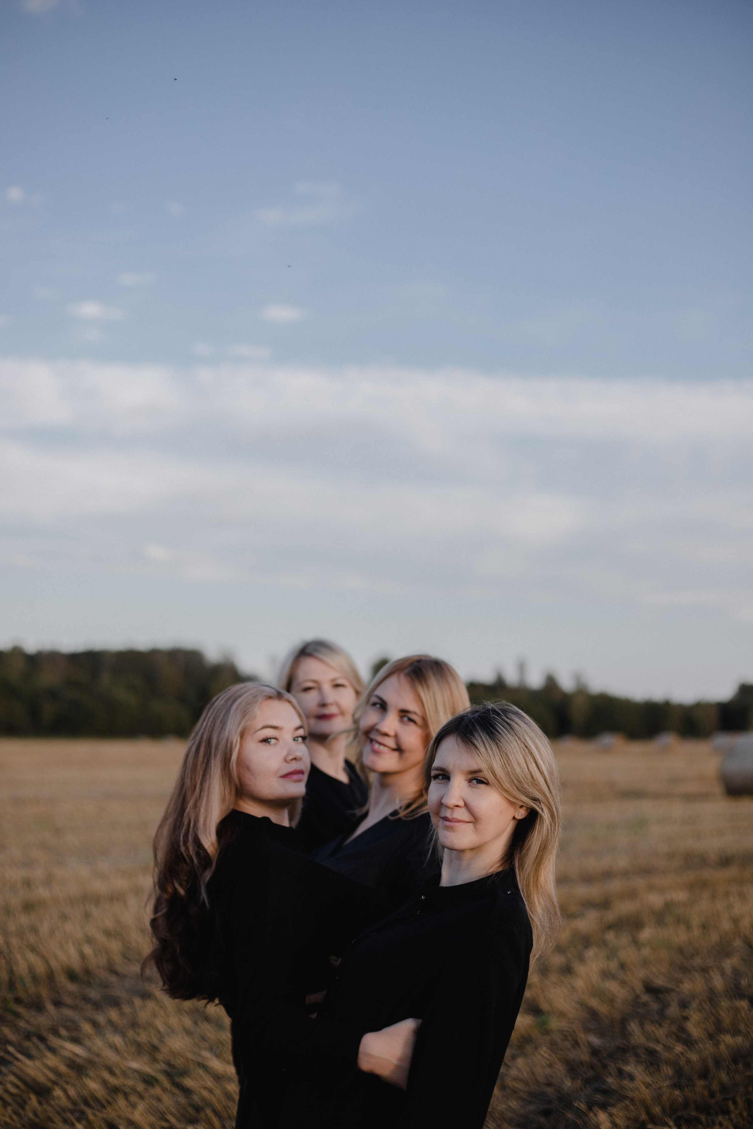 Однажды сестры в поле :)