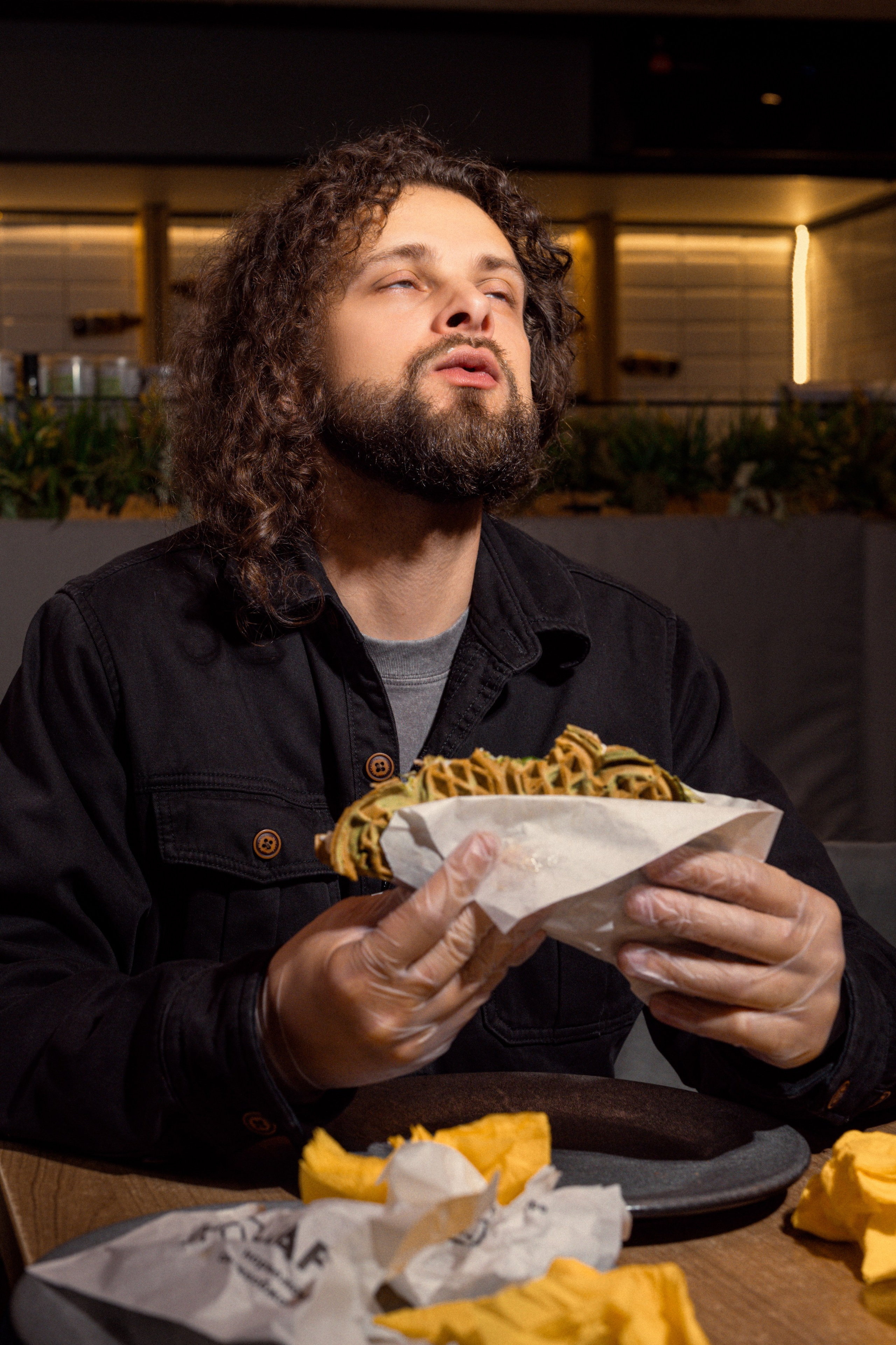 ресторанная атмосфера: парень аппетитно ест фудсъемка