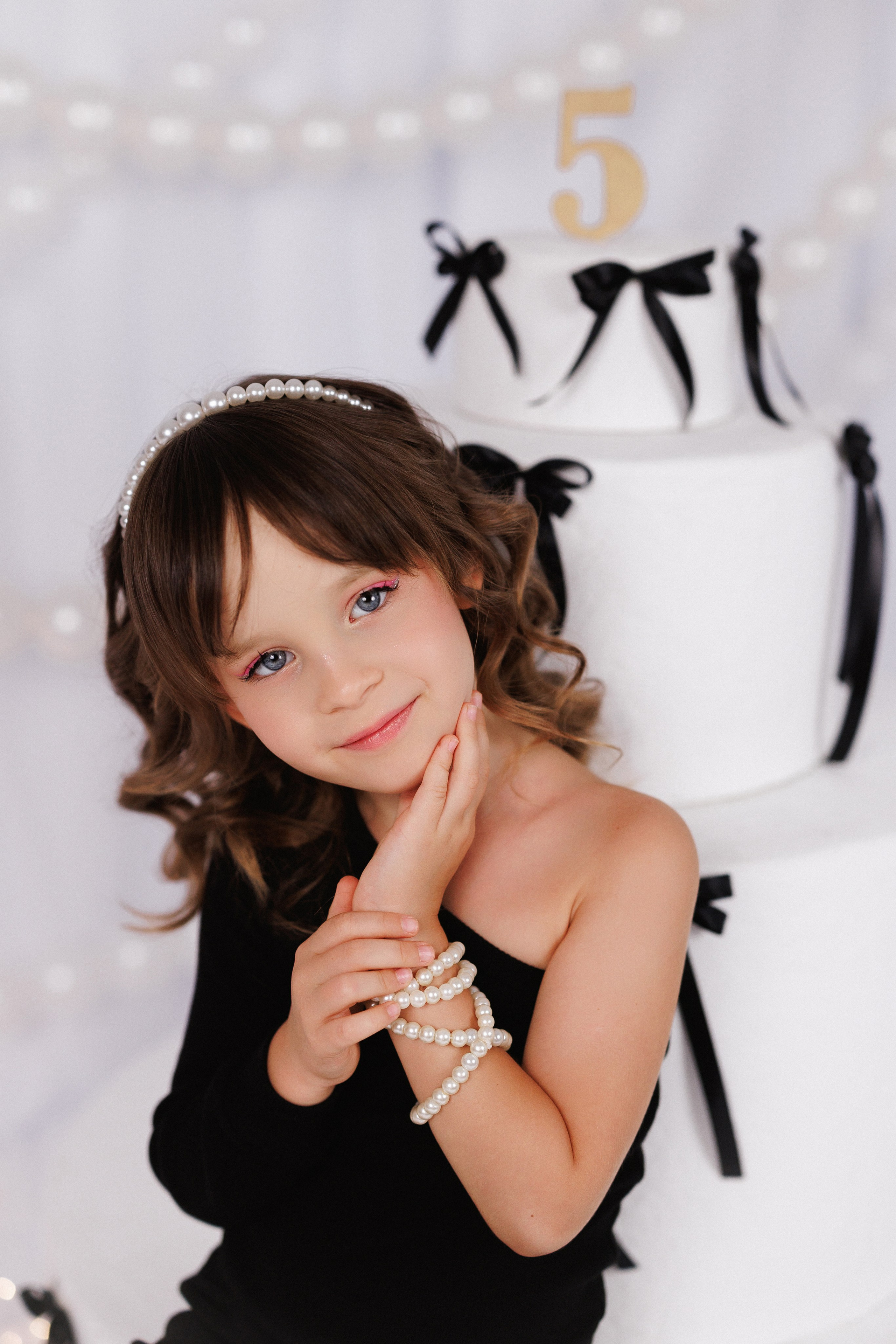 Фотосессия к дню рождения с большим тортом, в детской фотостудии «Антураж», город Краснодар. Семейный и детский фотограф в Краснодаре Анна Трашкова