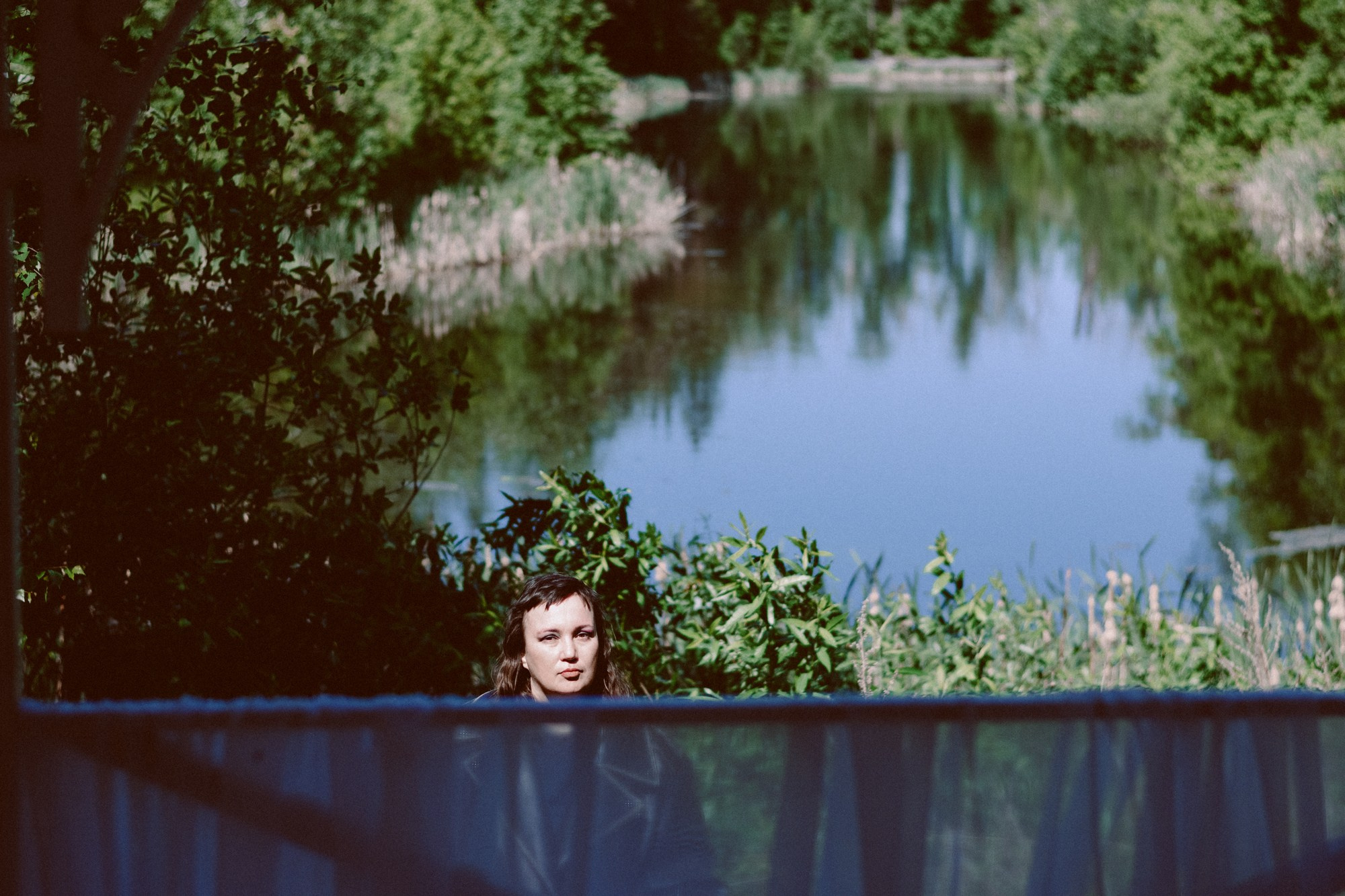 Необычный ракурс съемки сверху на причале, девушка в кожаной косухе, творческий подход к портретной фотографии