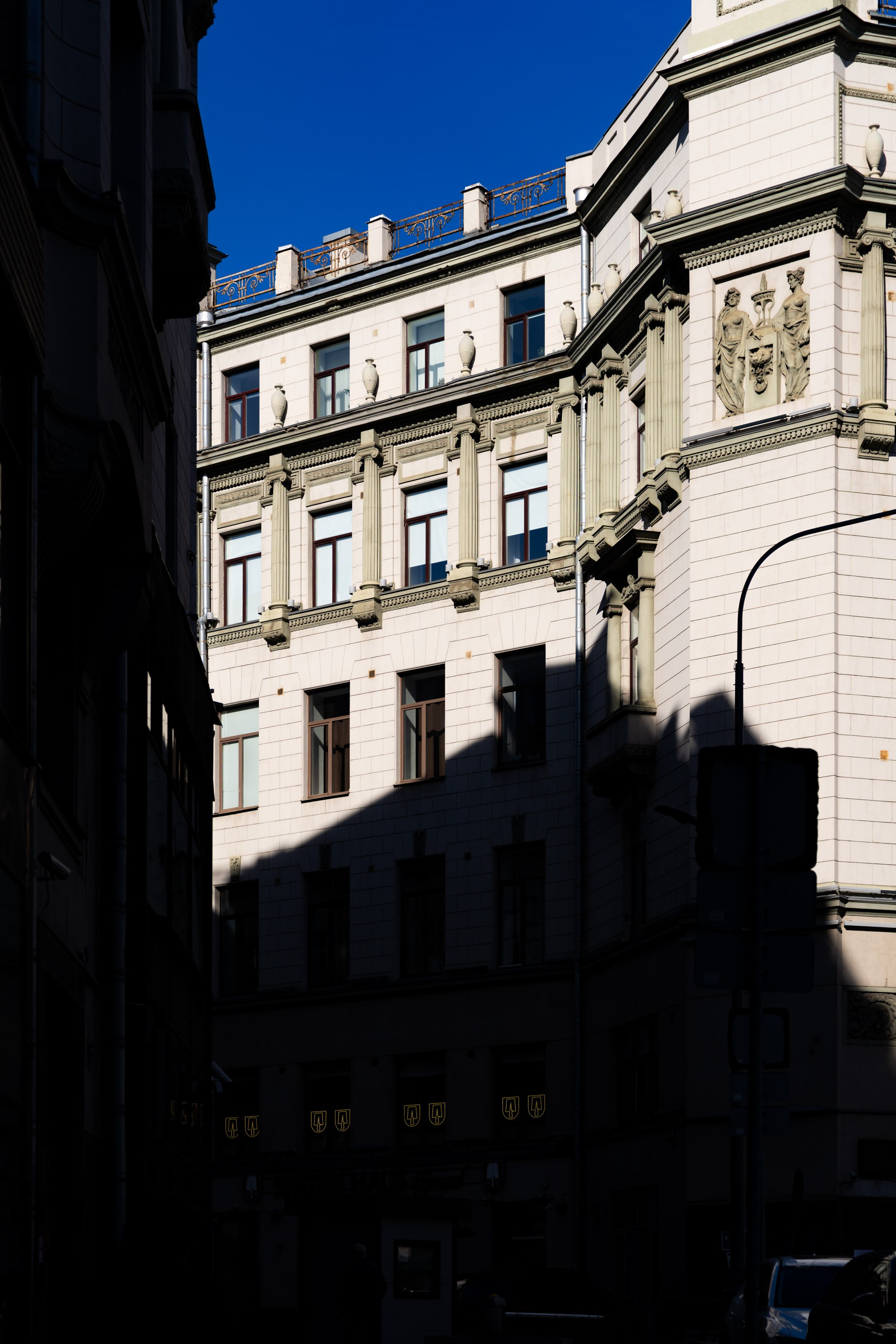 Свет и тень в городе. Фотограф в Москве. Шахабудин