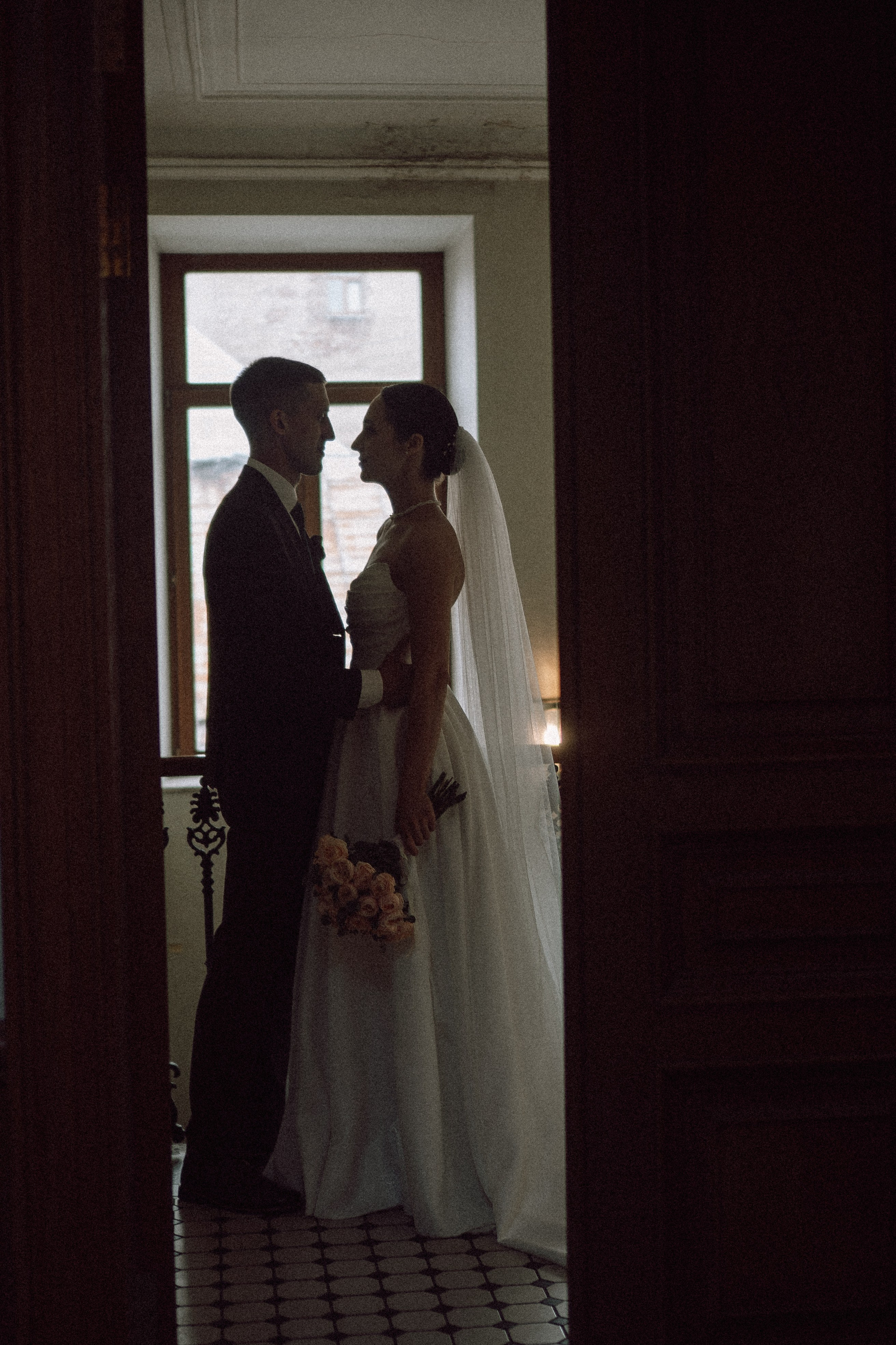 СВАДЕБНАЯ ПРОГУЛКА В САНТК-ПЕТЕРБУРГЕ (ИСАКИЕВСКИЙ СОБОР, ЗИМНЯЯ КАНАВКА, ЭРМИТАЖ И БОЛЬШАЯ МОРСКАЯ УЛИЦА). Профессиональный фотограф, Санкт-Петербург — Виктория Богомолова