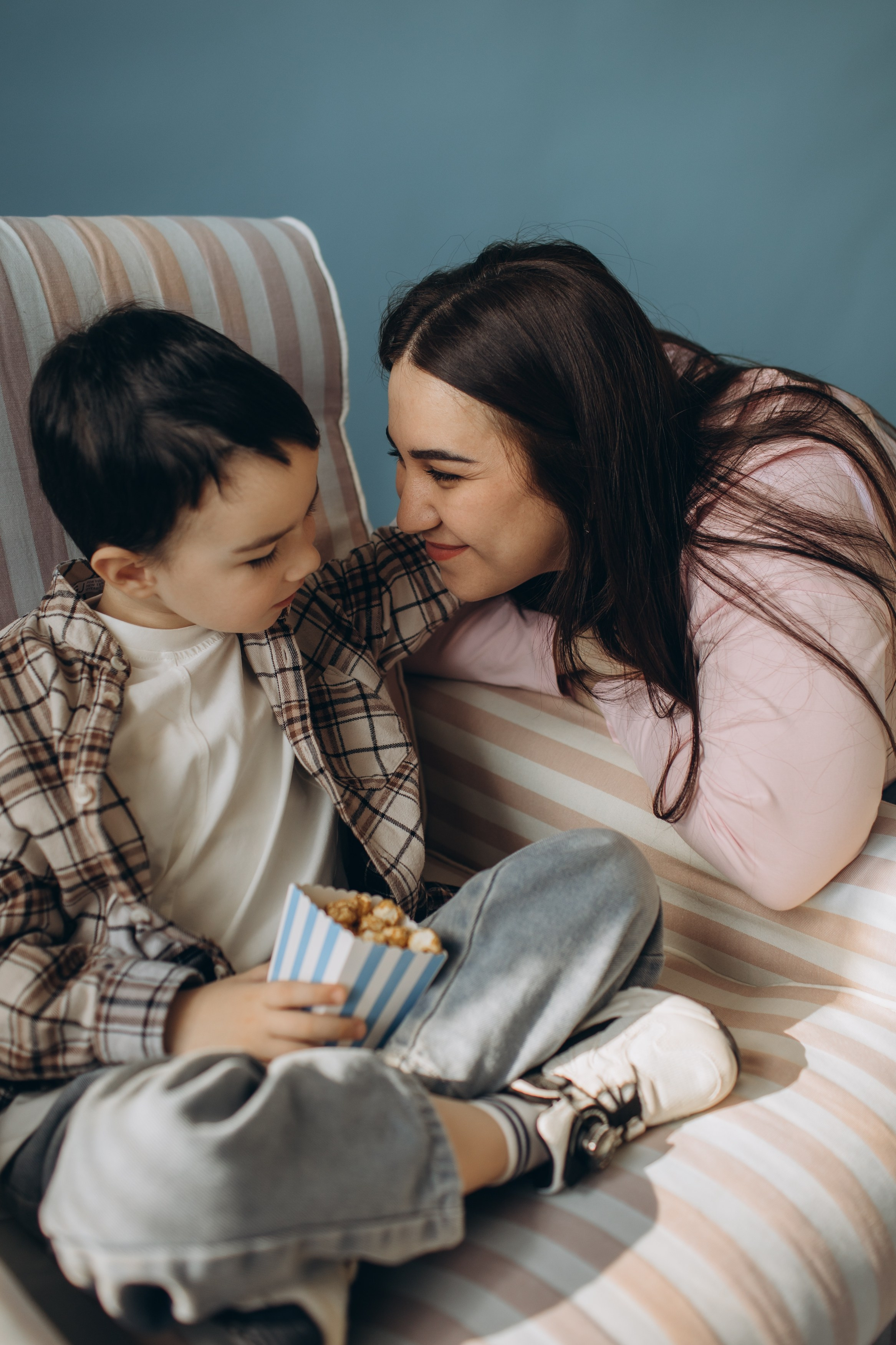 Фотосессия с попкорном фотосессия мама и сын. Фотограф Владимир Москва