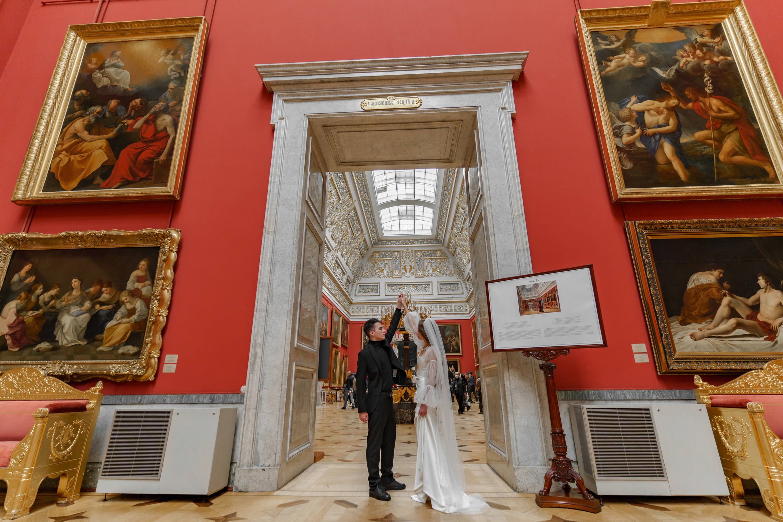 Фотосессия в Эрмитаже упрекрасно передаст Ваш стиль свадьбы!