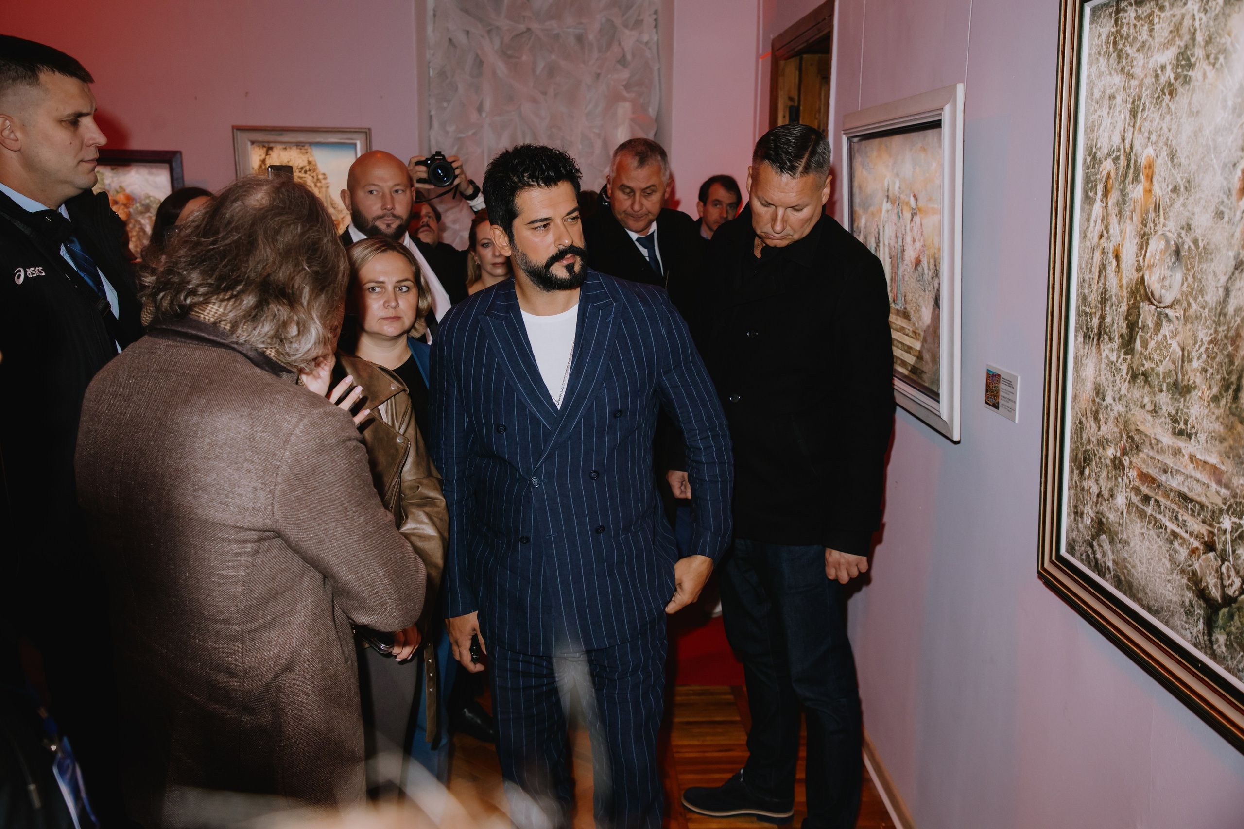 Бурак Озчивит посетил выставку Никаса Сафронова. Фотограф в Москве и Санкт-Петербурге Дарина