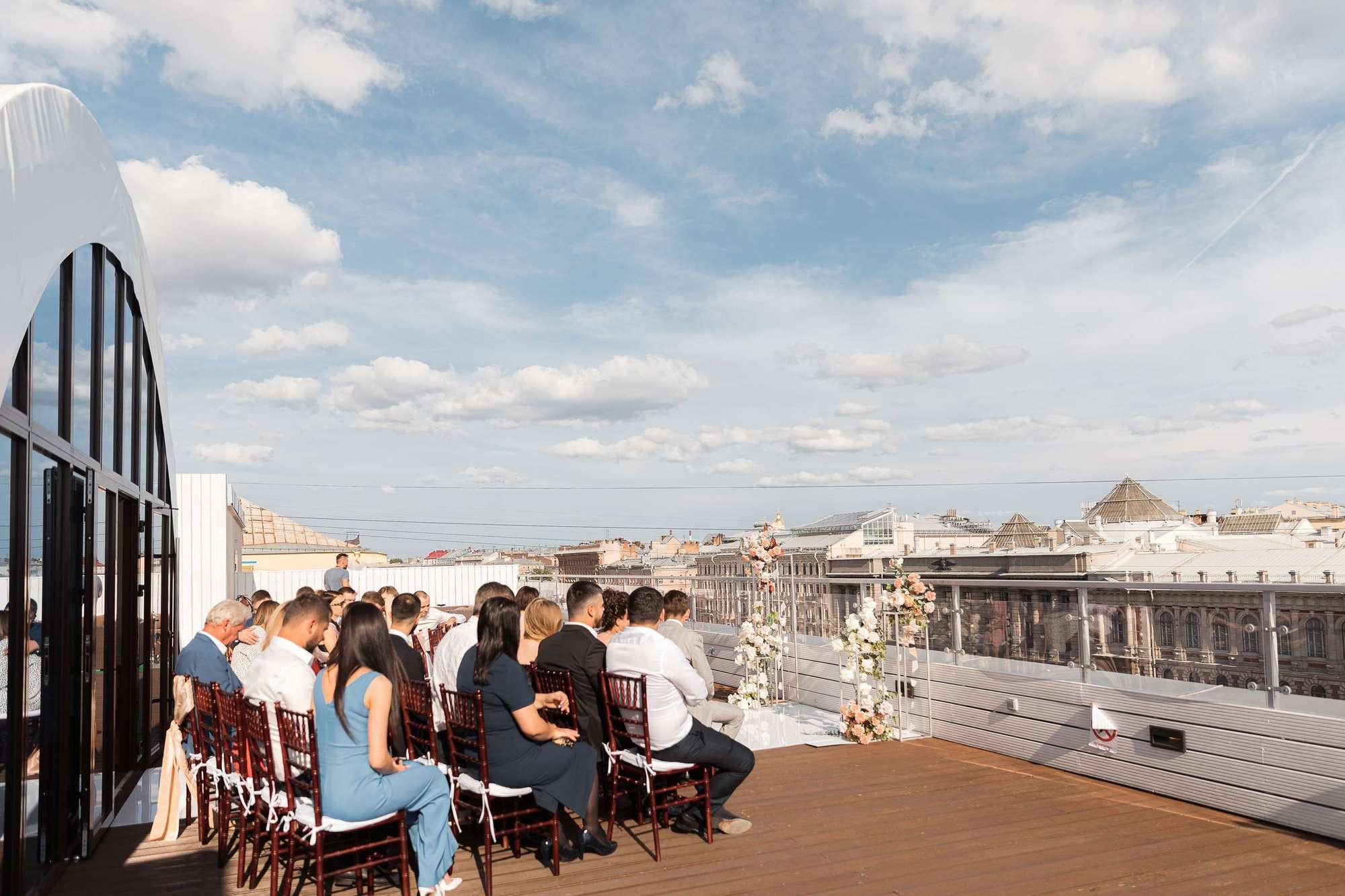 Гости на церемонии бракосочетания крыше в Санкт-Петербурге