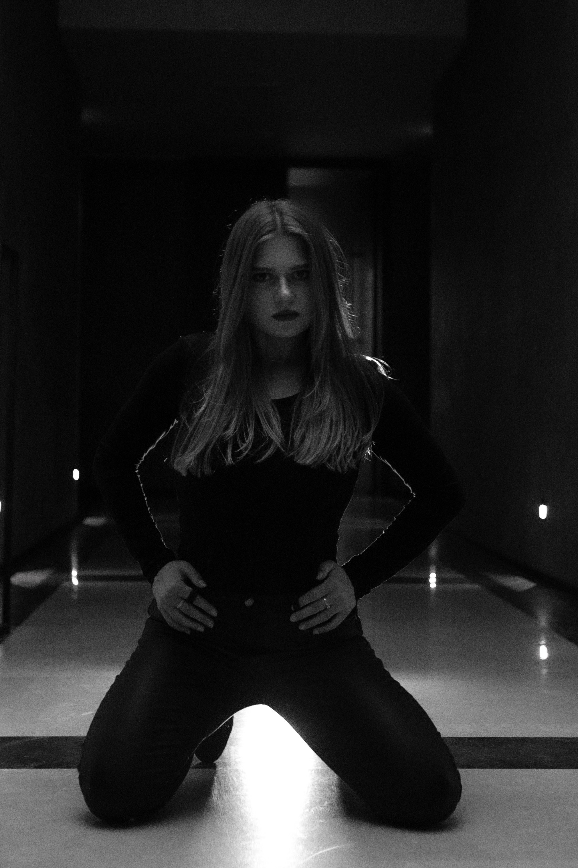 черно белое индивидуальное фото девушки с контровым светом сзади