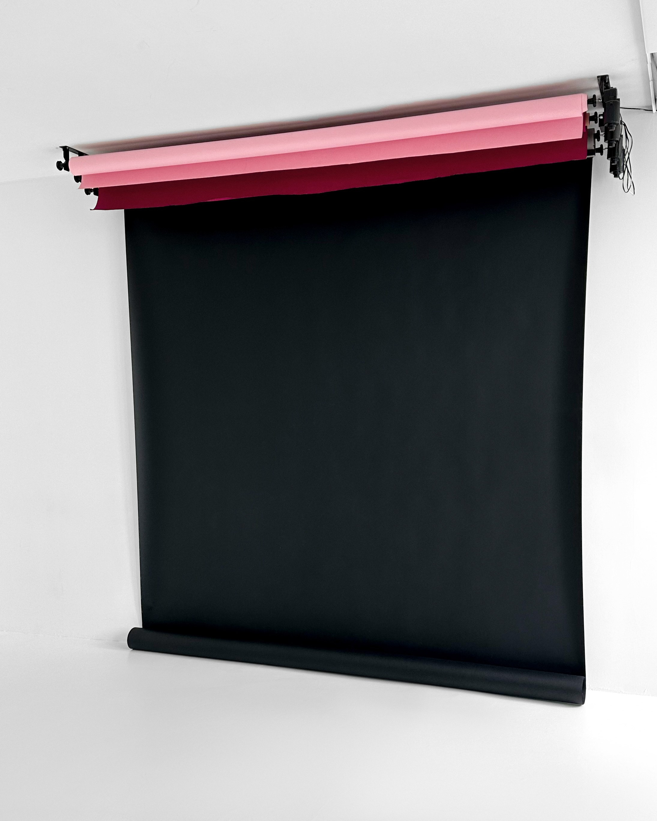 полотно 3 м в ширину, раскатка до полна входит в стоимость, раскатка до 3 метров - 500 руб