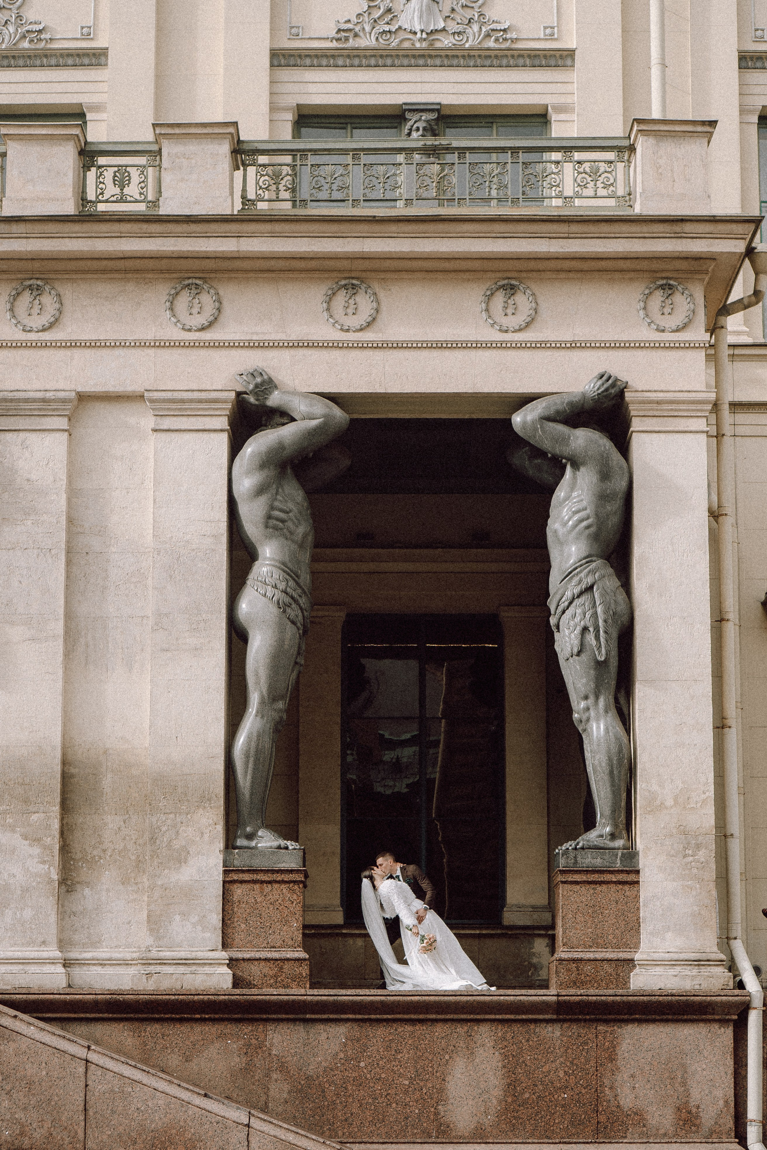 СВАДЕБНАЯ ПРОГУЛКА В САНТК-ПЕТЕРБУРГЕ (ИСАКИЕВСКИЙ СОБОР, ЗИМНЯЯ КАНАВКА, ЭРМИТАЖ И БОЛЬШАЯ МОРСКАЯ УЛИЦА). Профессиональный фотограф, Санкт-Петербург — Виктория Богомолова