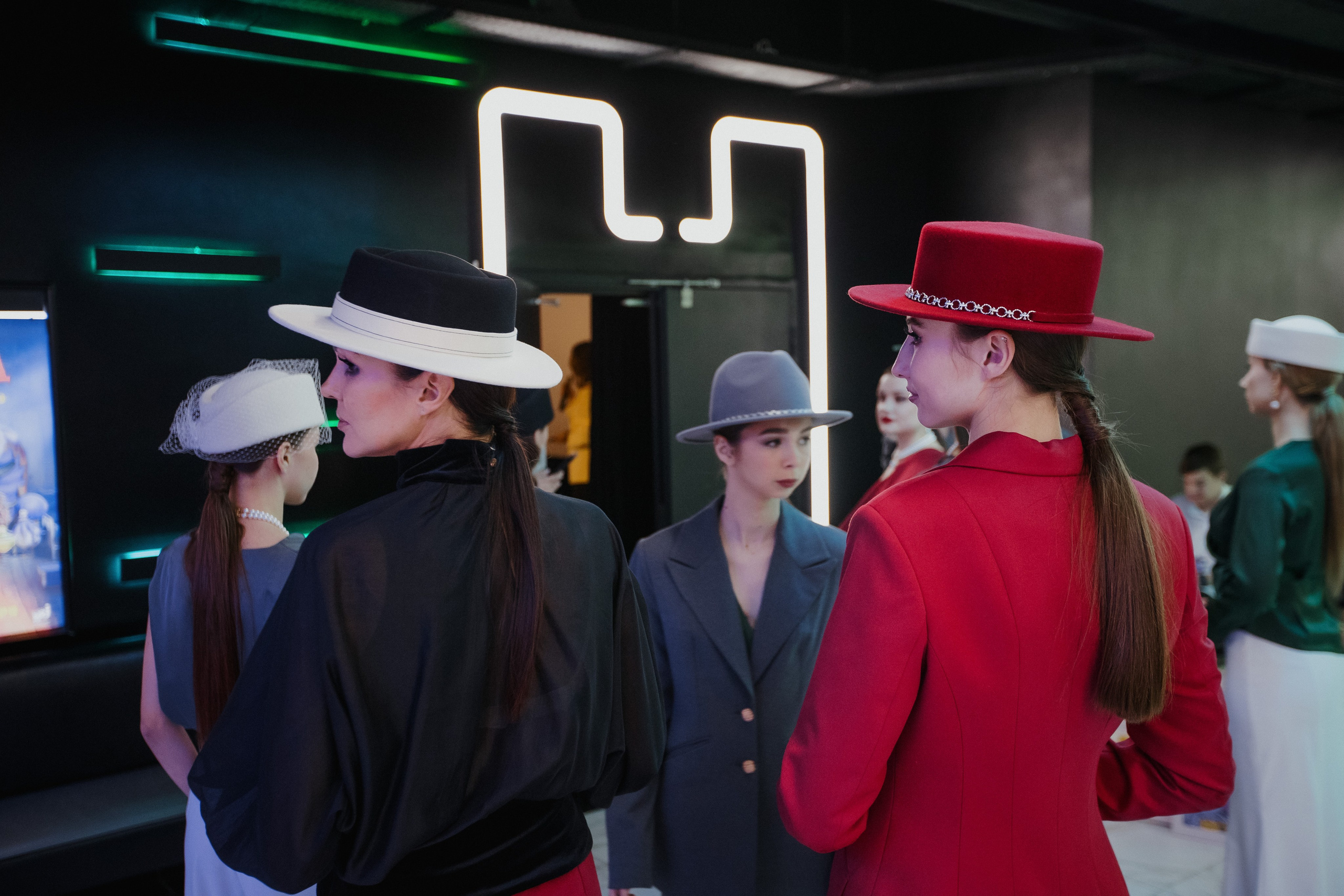 ФЭШН КОНФА. СВОИ. ФОТООТЧЕТЫ-СОБЫТИЯ-МЕСТА