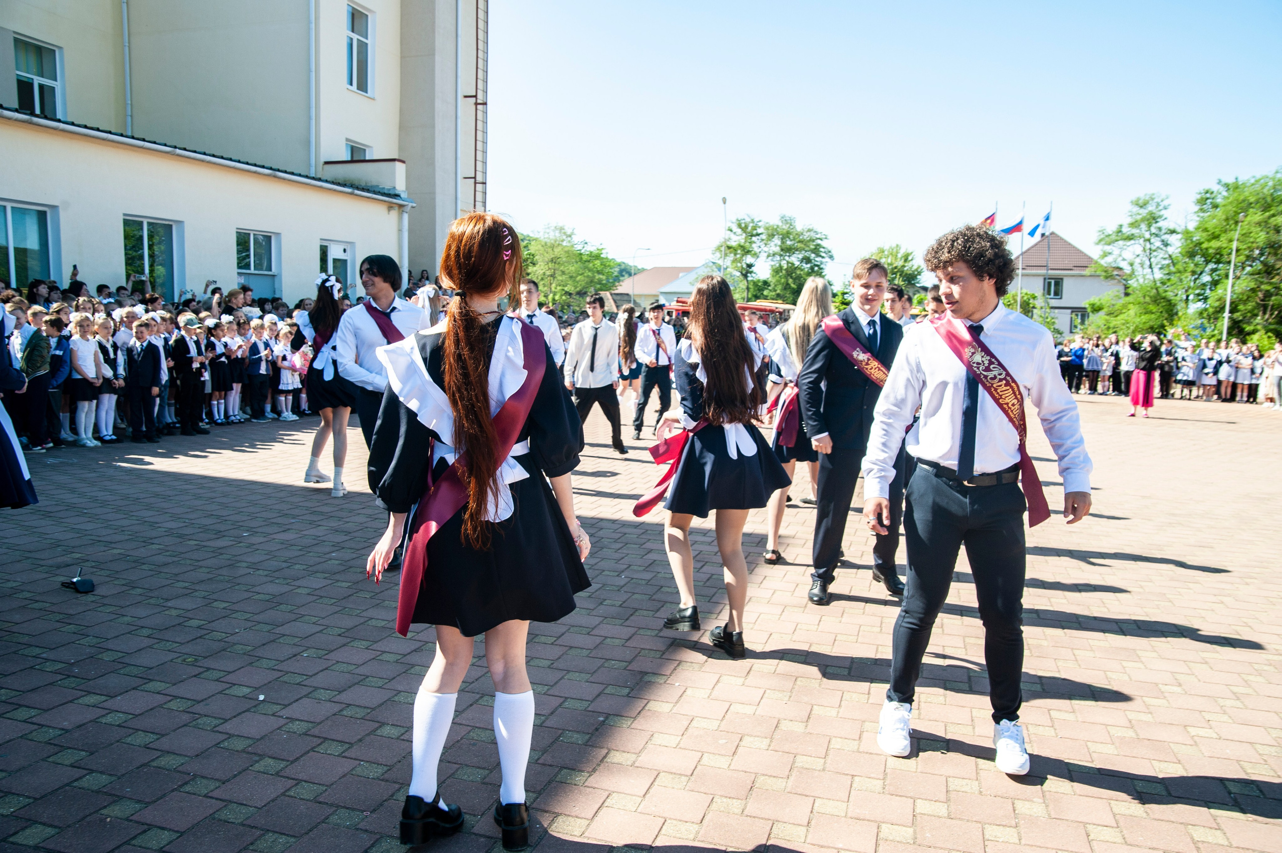 Последний Звонок МАОУ СОШ № 17 им. Эдуарда Есаяна — Архипо-Осиповка. Свадебный и семейный фотограф Денис Лукьянов в Краснодаре, Краснодарском крае и Республике Крым