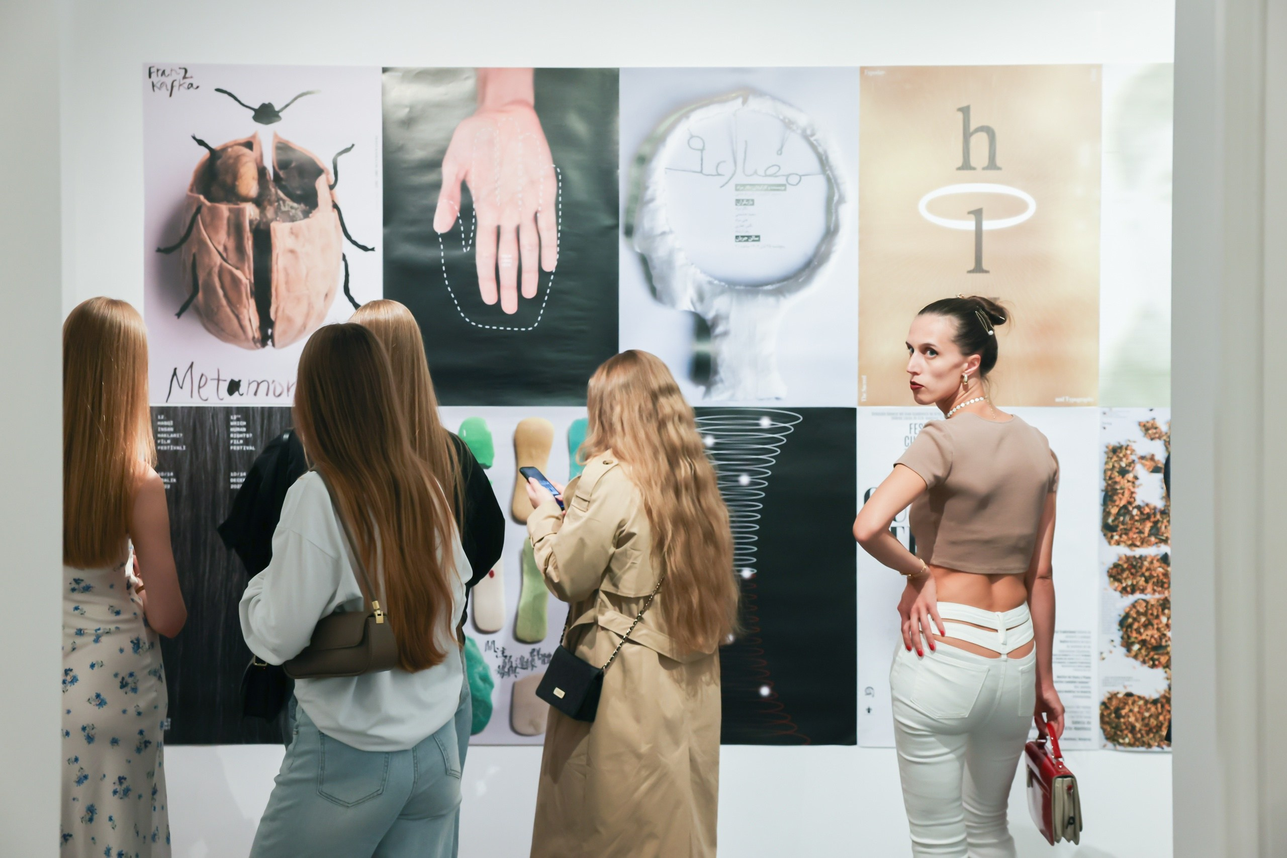 Открытие выставки «Глобальная биеннале графического дизайна „Золотая пчела 16“. Лучшие плакаты» в Доме Крафта (27 июня 2025). Репортажный фотограф Алексей Пирязев