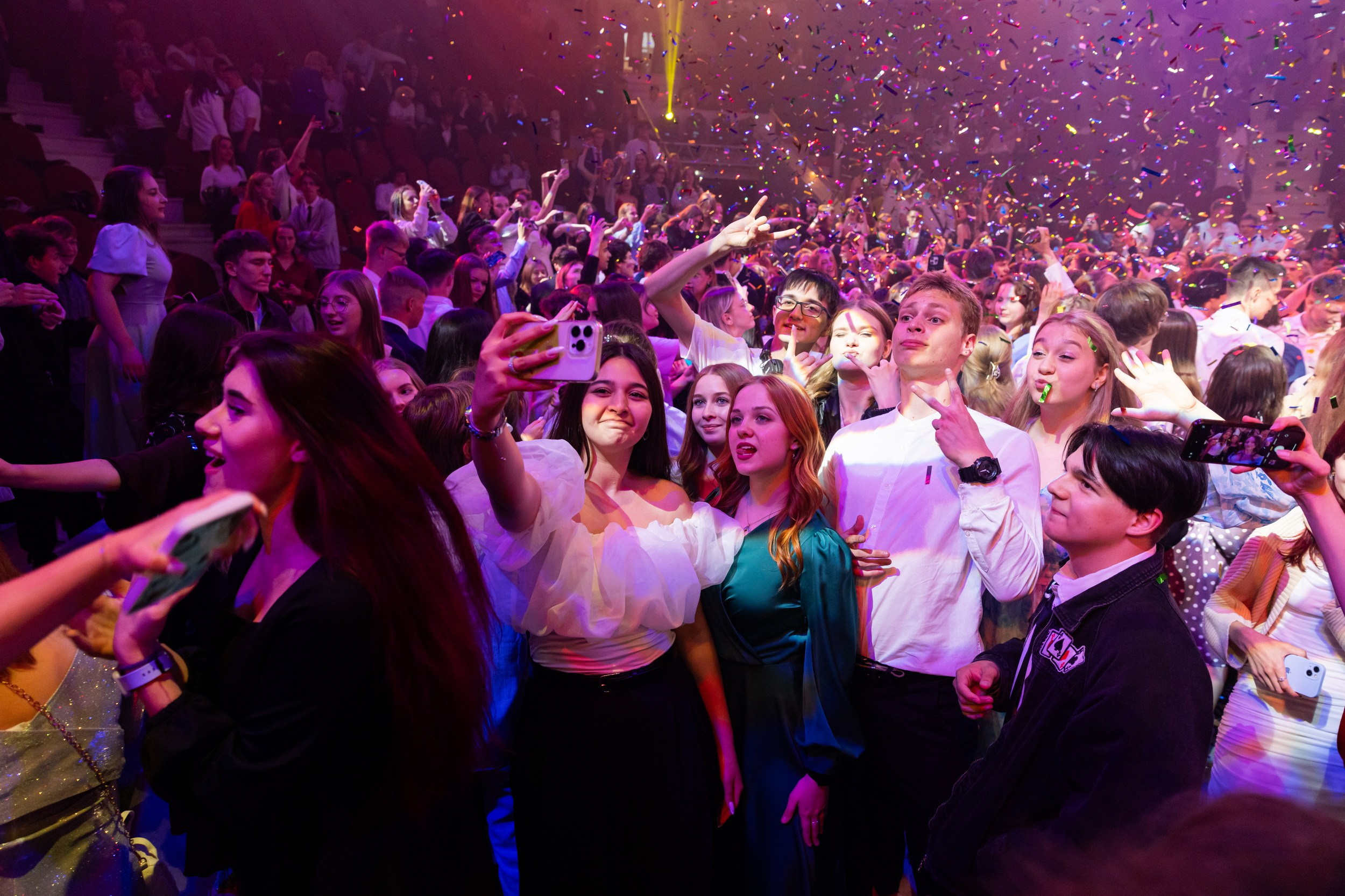 Городской бал выпускников (24 июня 2025). Репортажный фотограф Алексей Пирязев