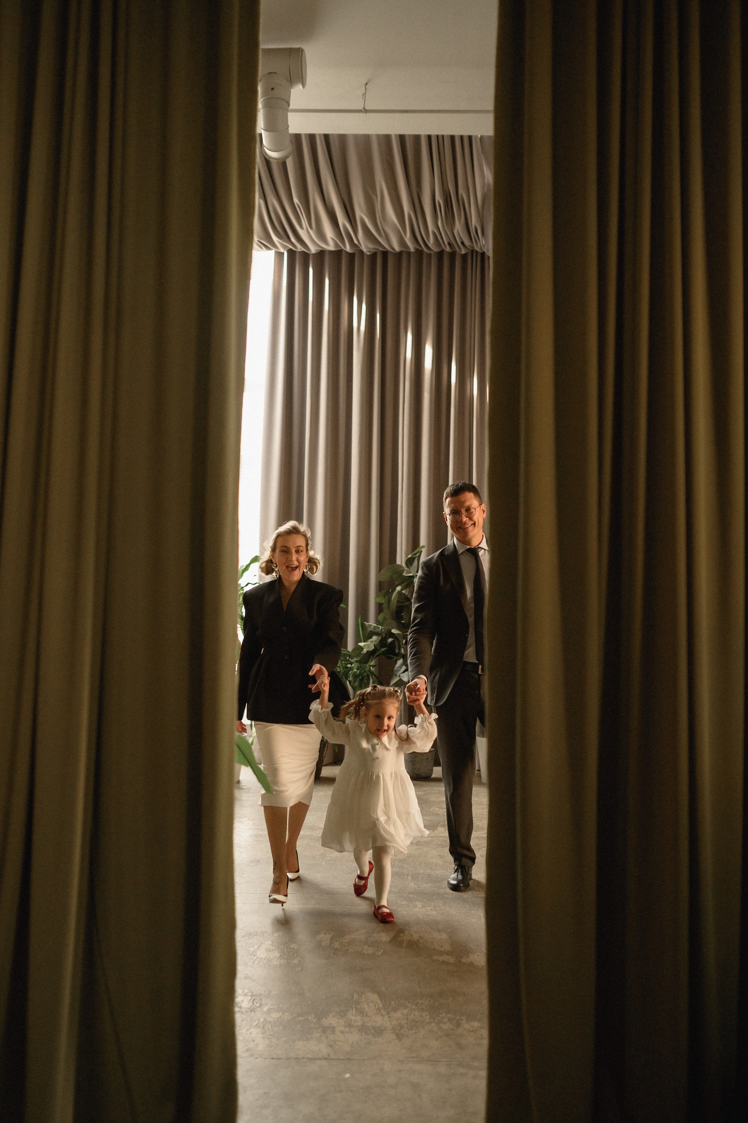 Андрей, Оля и Таисия в студии Пространство. Семейный и свадебный lifestyle-фотограф в Москве Мария Петрова