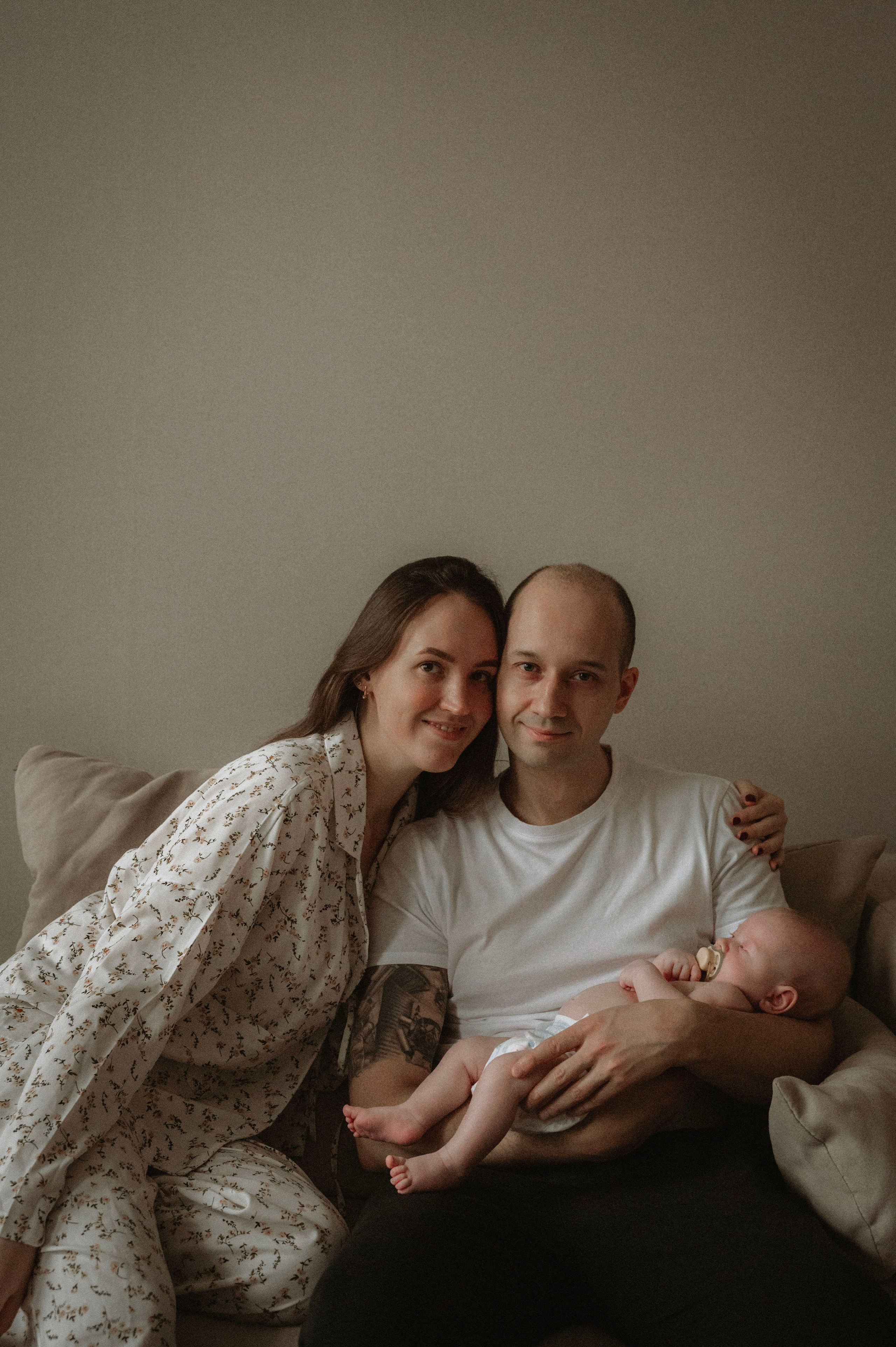 Семейная домашняя фотосессия. Профессиональный фотограф беременности в СПБ. Стильные фотосессии беременности в стиле минимализм и классическая фотография