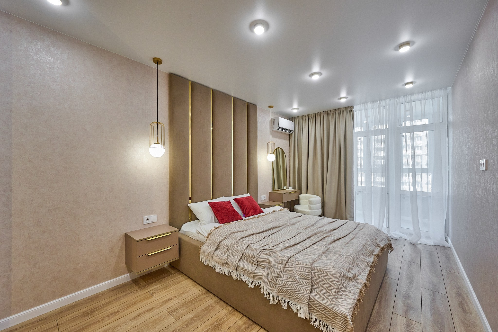 комната светлые оттенки кровать светлая тумба у кровати столик белый стул зеркало светлые шторы