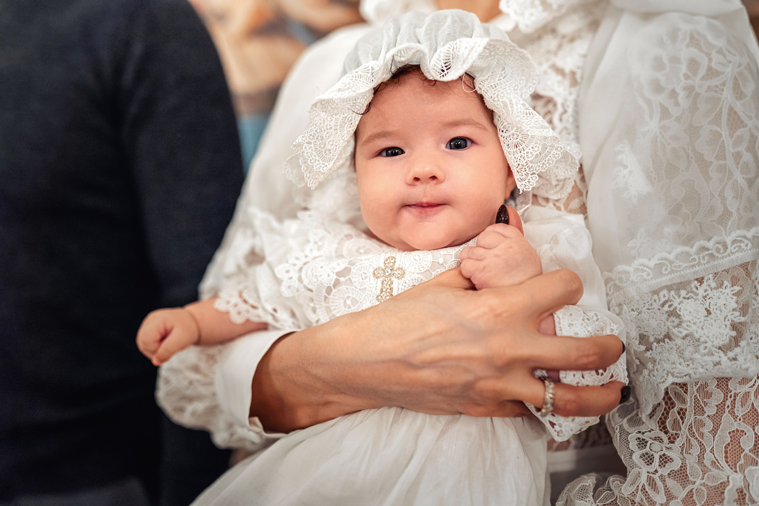 Крещение ребенка в храме Петра и Февронии в Покровском монастыре. Фотограф \ Видеограф на Крещение, Венчание Москва| Семейные съемки