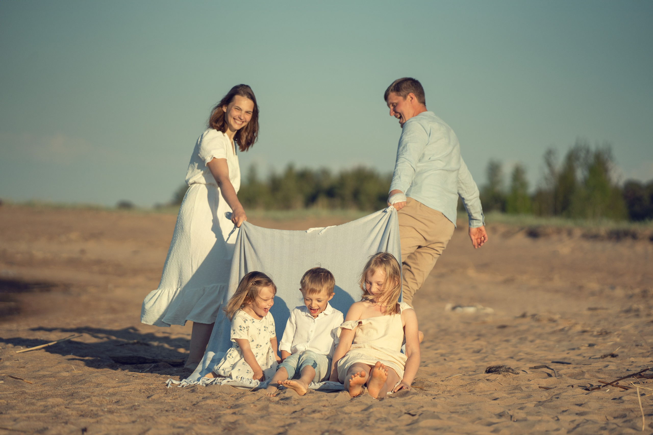 love story, молодые родители, многодетная семья, съемка на пляже, семейная фотосессия, съёмка на финском заливе, фотосессия на финском заливе