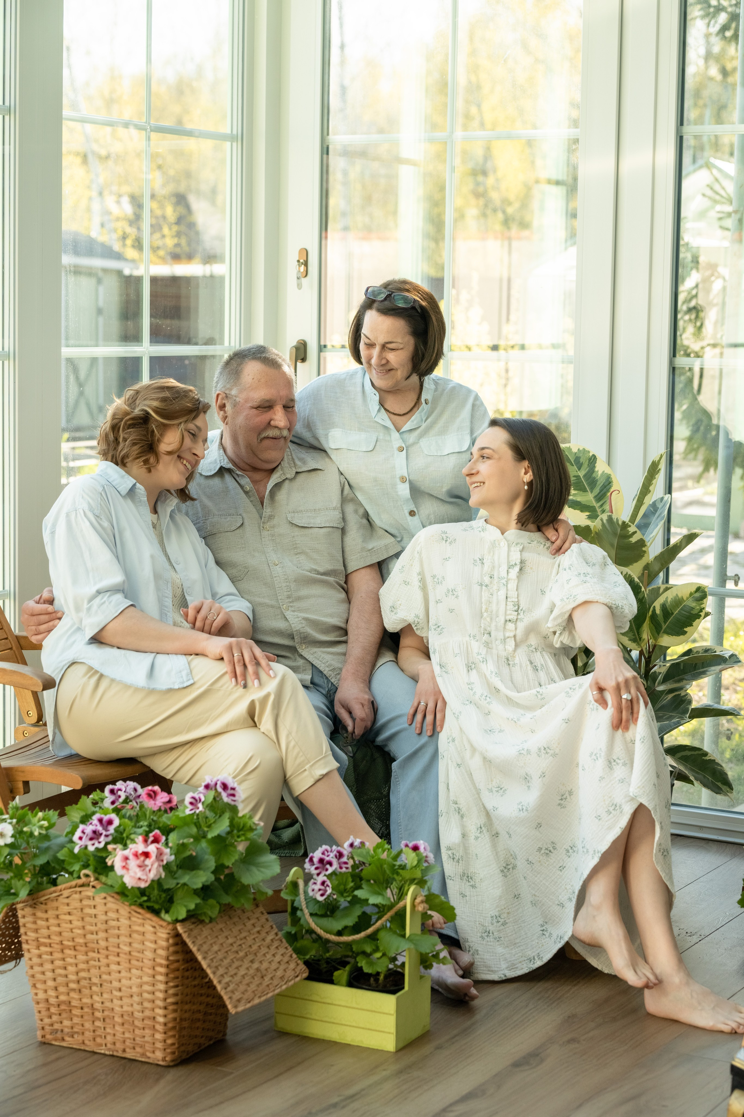 Семейный портрет взрослых детей и родителей