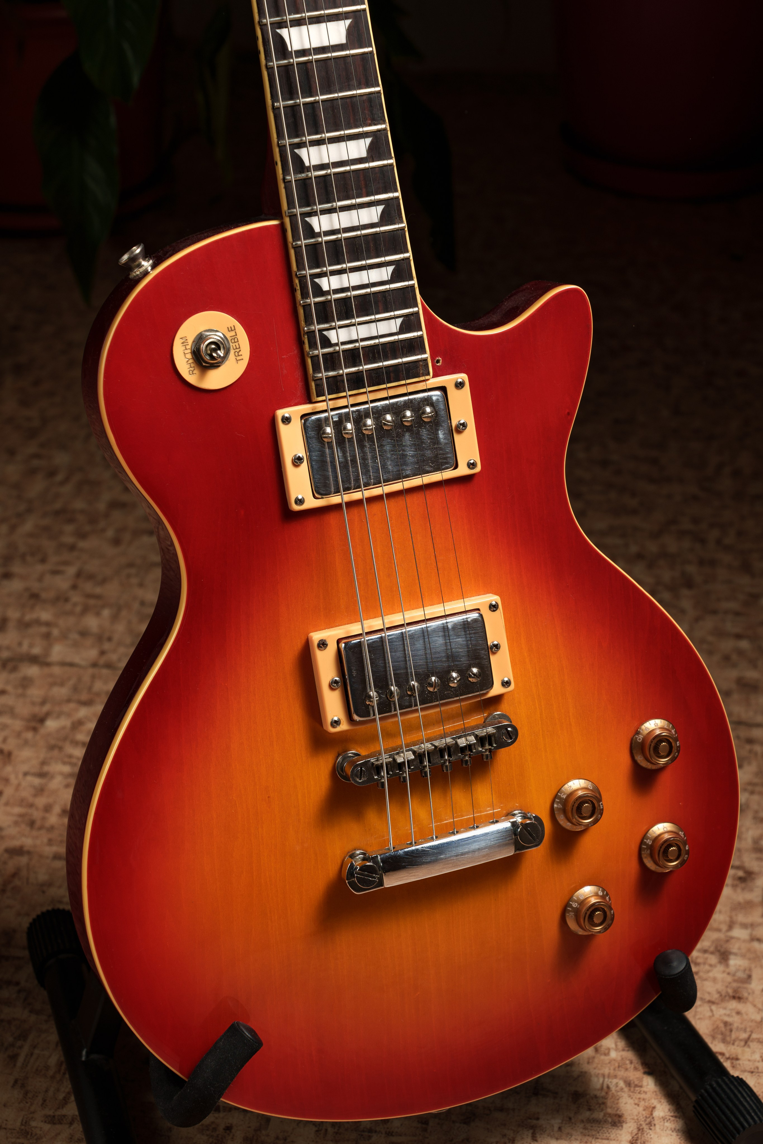 Фотосъемка электрогитар для продажи. Интерьерный фотограф и ретушер в Красноярске Денис Антропов