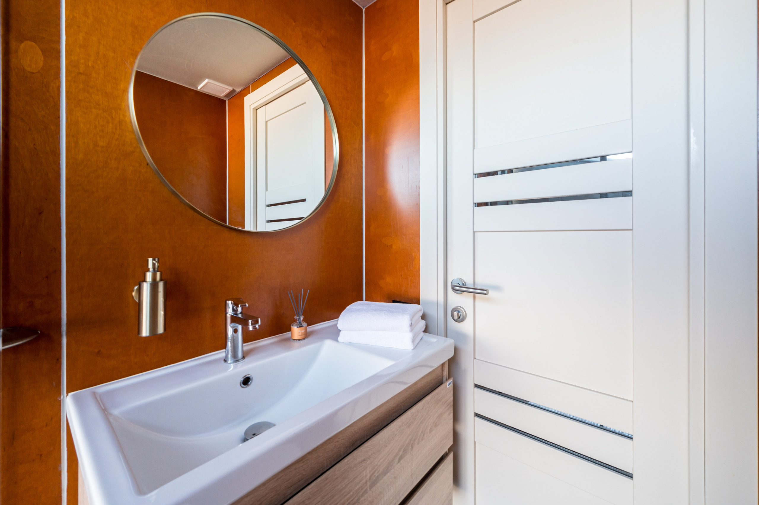 Хаусботы для вечеринок и бизнес-встреч. Интерьерный Фотограф Москва Криста FLY Труфанова