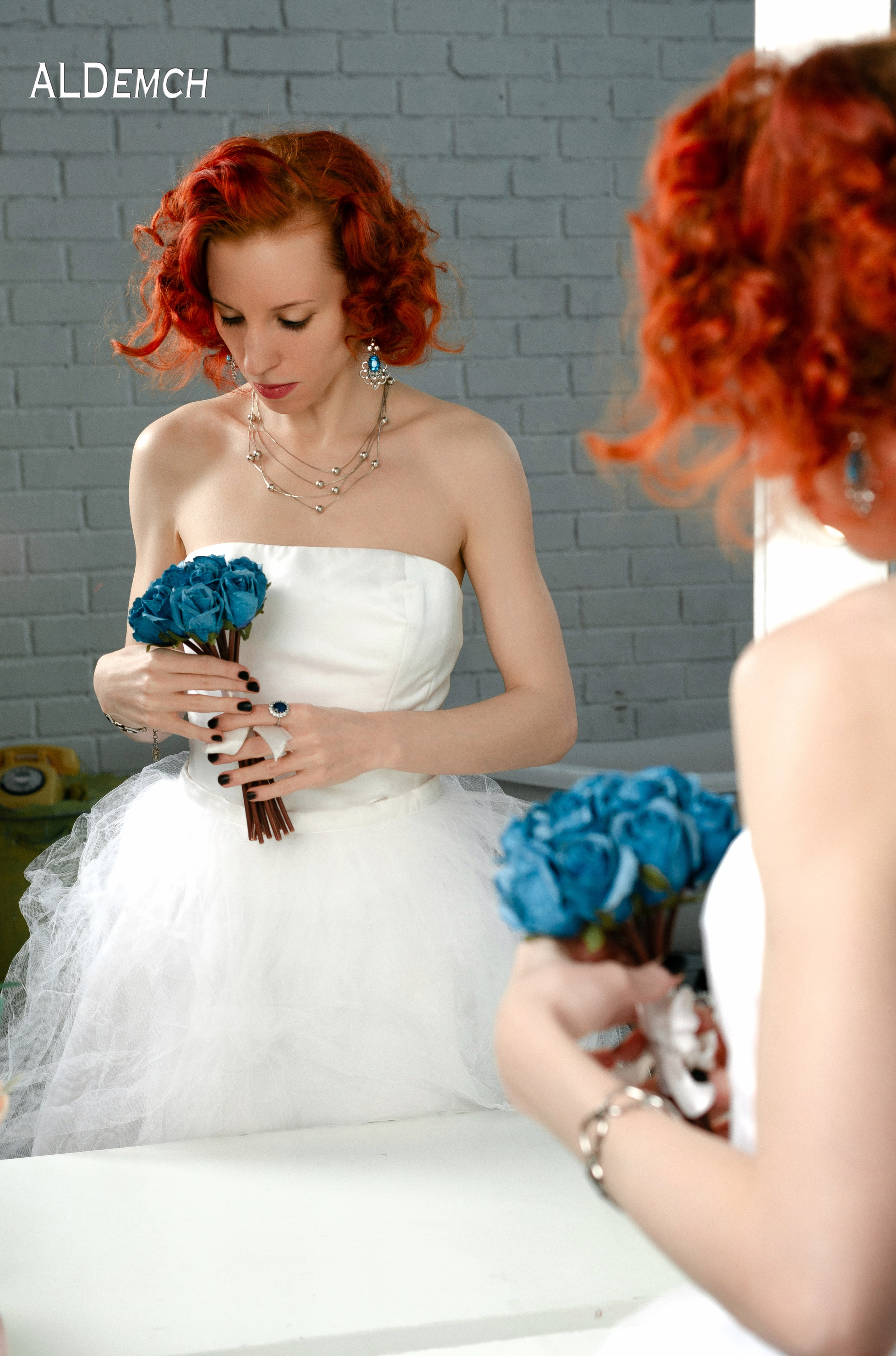 Фотосессия девушки в свадебном платье в фотостудии в Москве