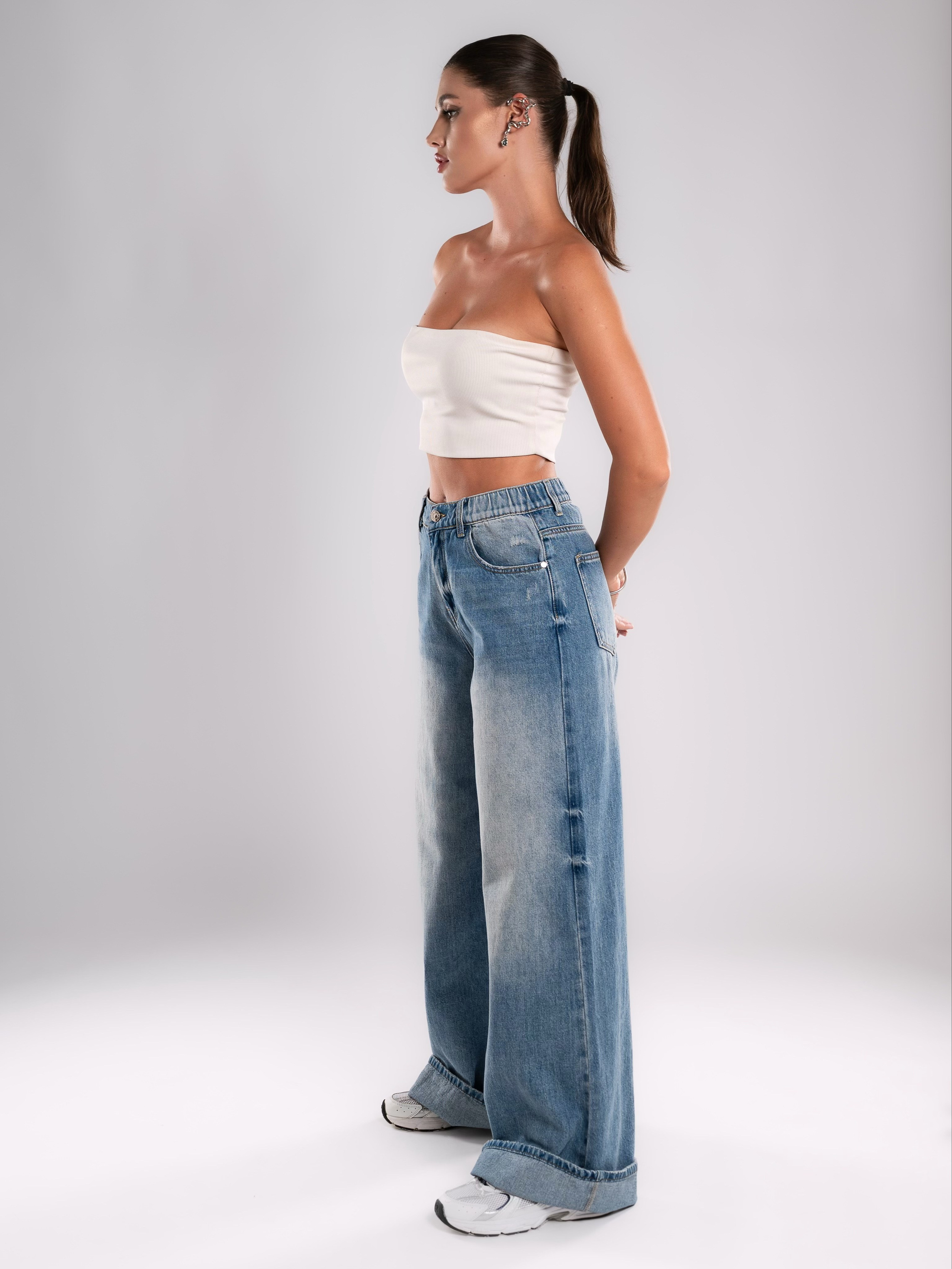 Джинсы на 2х моделях. Предметный фотограф, фото для маркетплейсов Пятигорск, КМВ