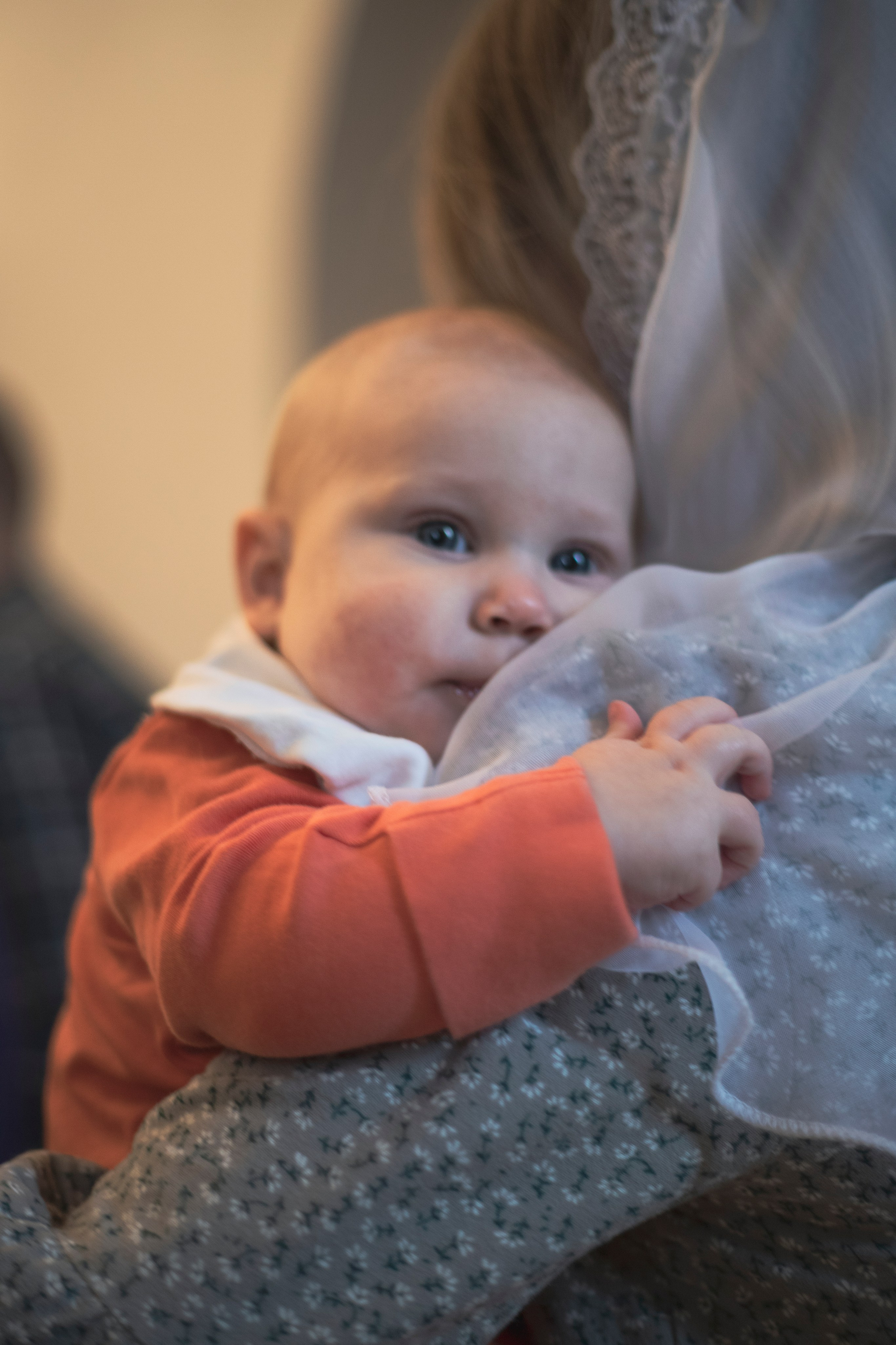 малыш обнимает маму