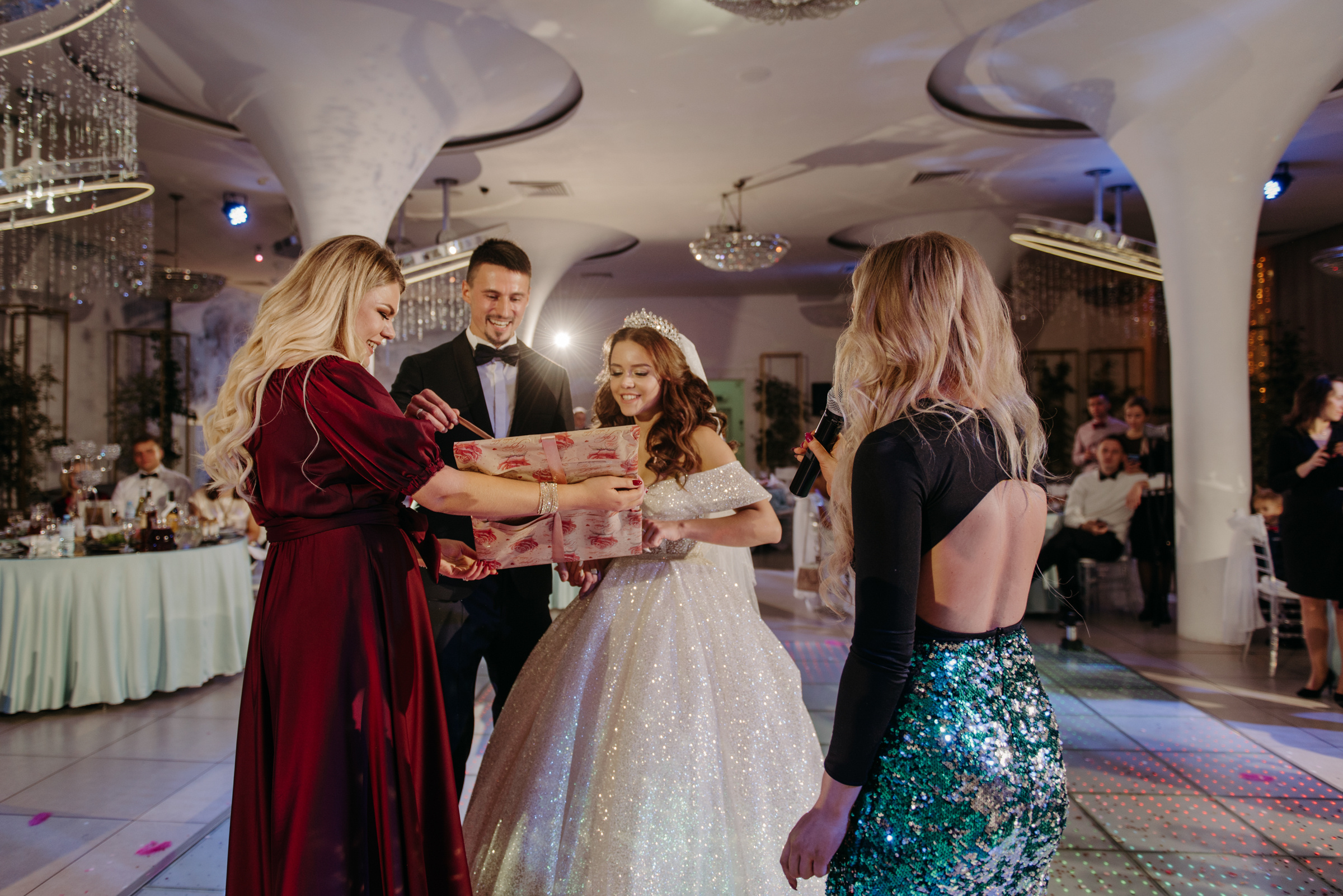 Алёна и Роман | Свадебный банкет в ресторане Небесный. Свадебный фотограф в Санкт-Петербурге Венера Ахметова