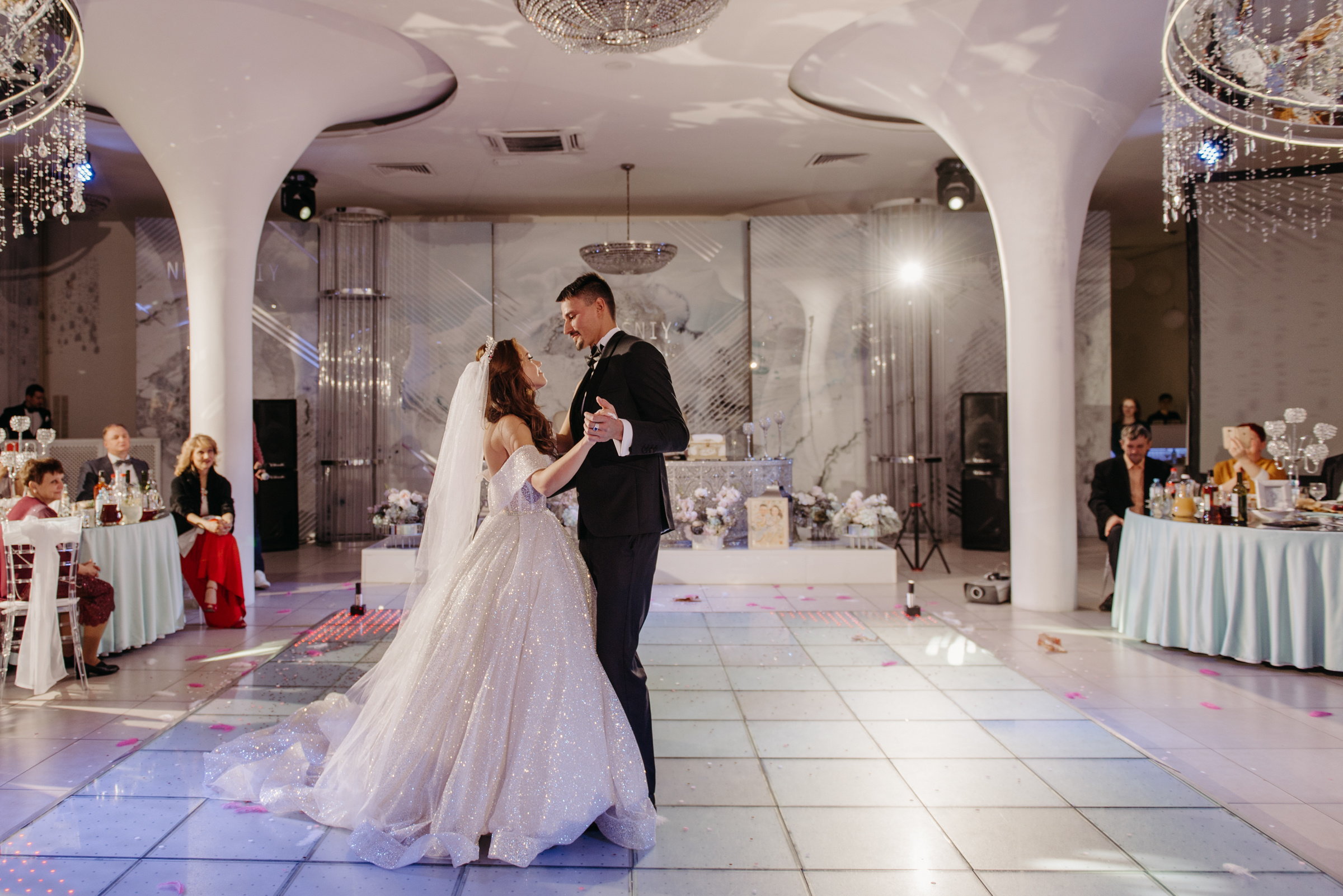 Алёна и Роман | Свадебный банкет в ресторане Небесный. Свадебный фотограф в Санкт-Петербурге Венера Ахметова