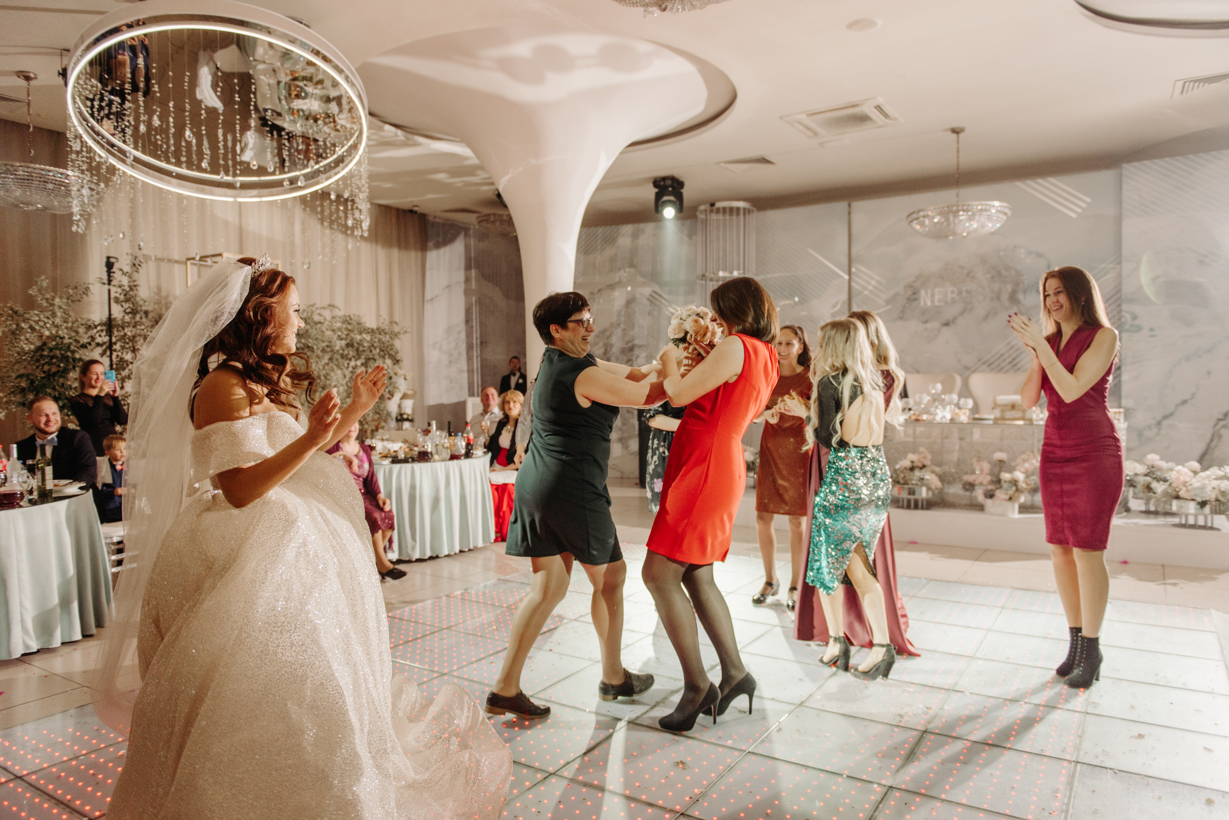 Алёна и Роман | Свадебный банкет в ресторане Небесный. Свадебный фотограф в Санкт-Петербурге Венера Ахметова