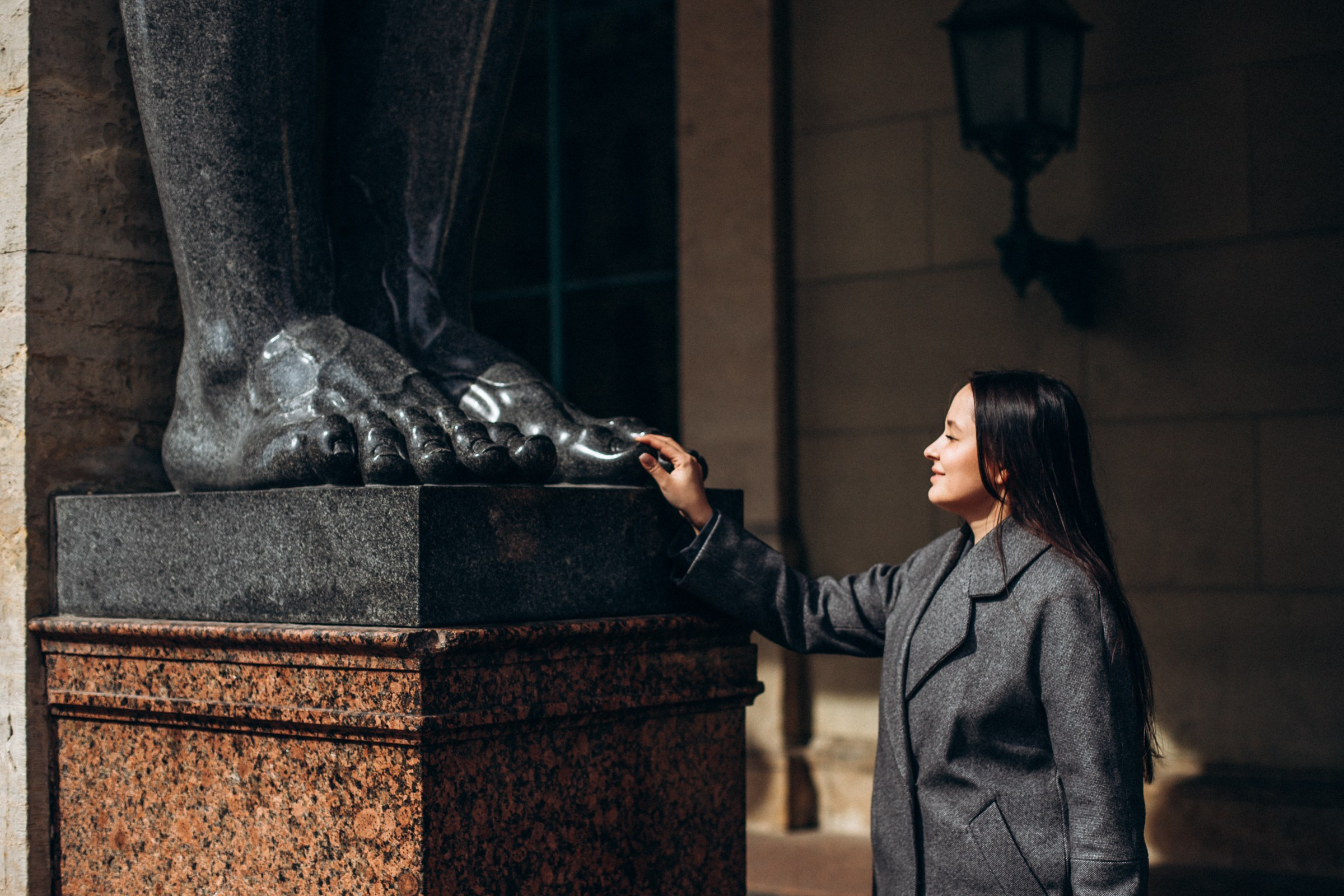Ксения в апреле. Фотопрогулка в Петербурге. Индивидуальный и семейный фотограф в Санкт-Петербурге