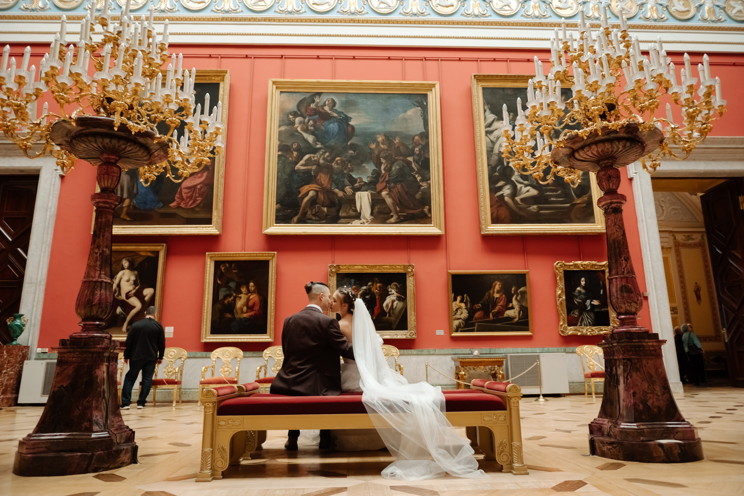 Свадебная фотосессия в музее Эрмитаж СПб, жених и невеста смотрят на картины