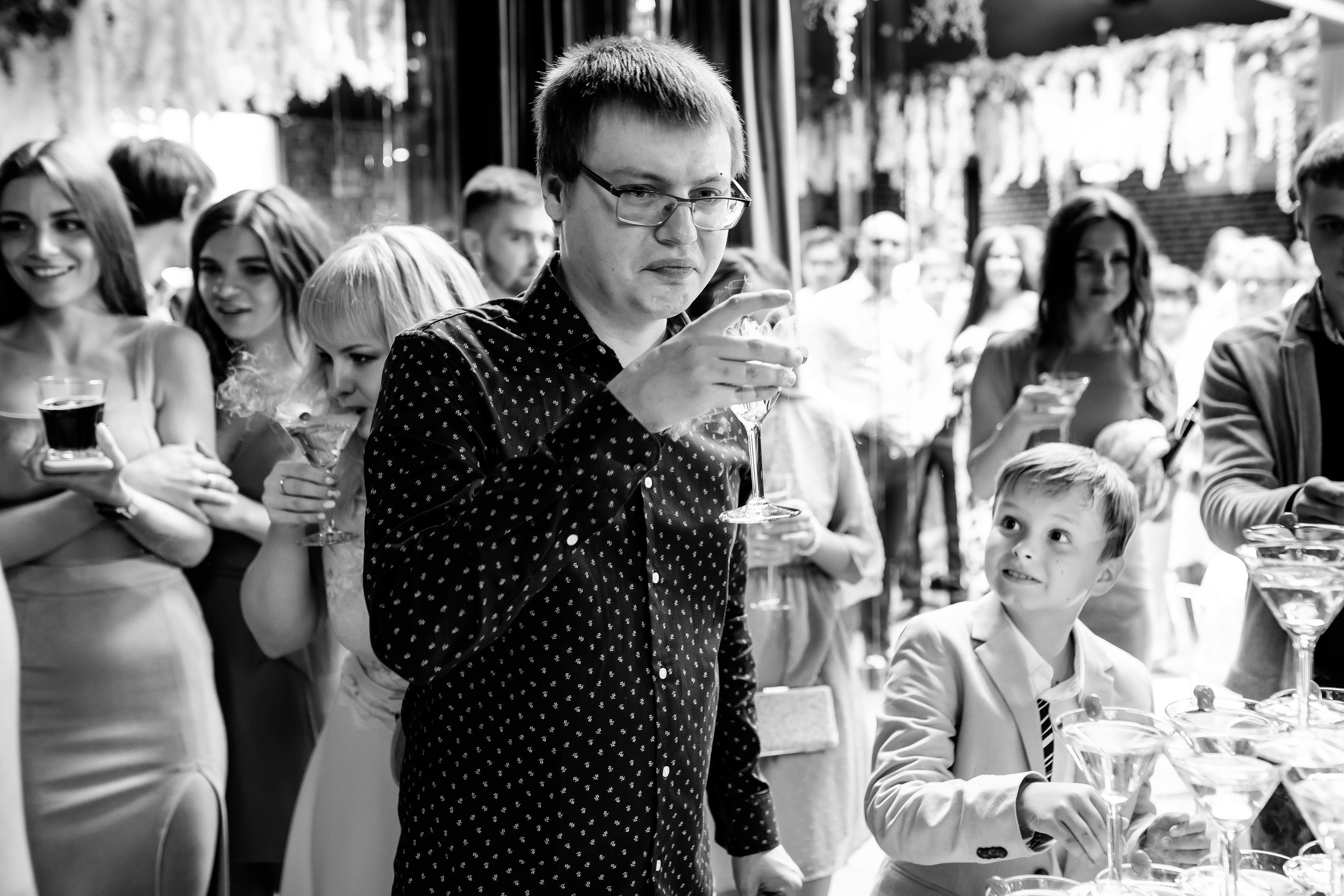 гость на свадьбе пьет шампанское