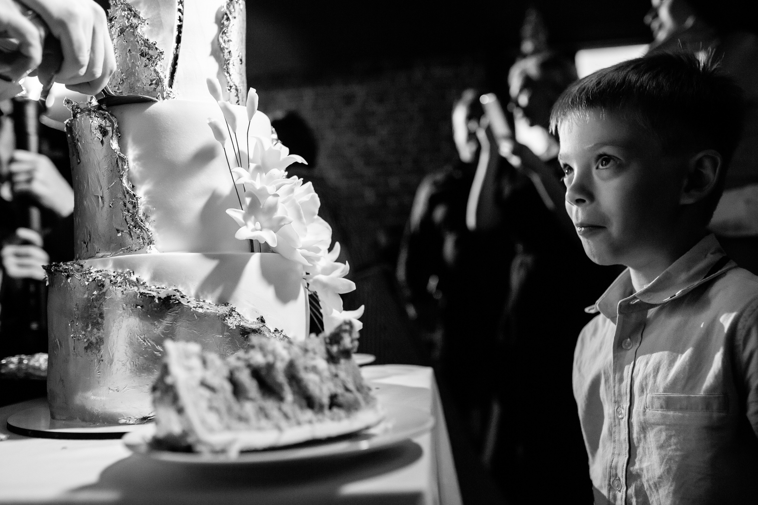 мальчик на свадьбе смотрит на торт 