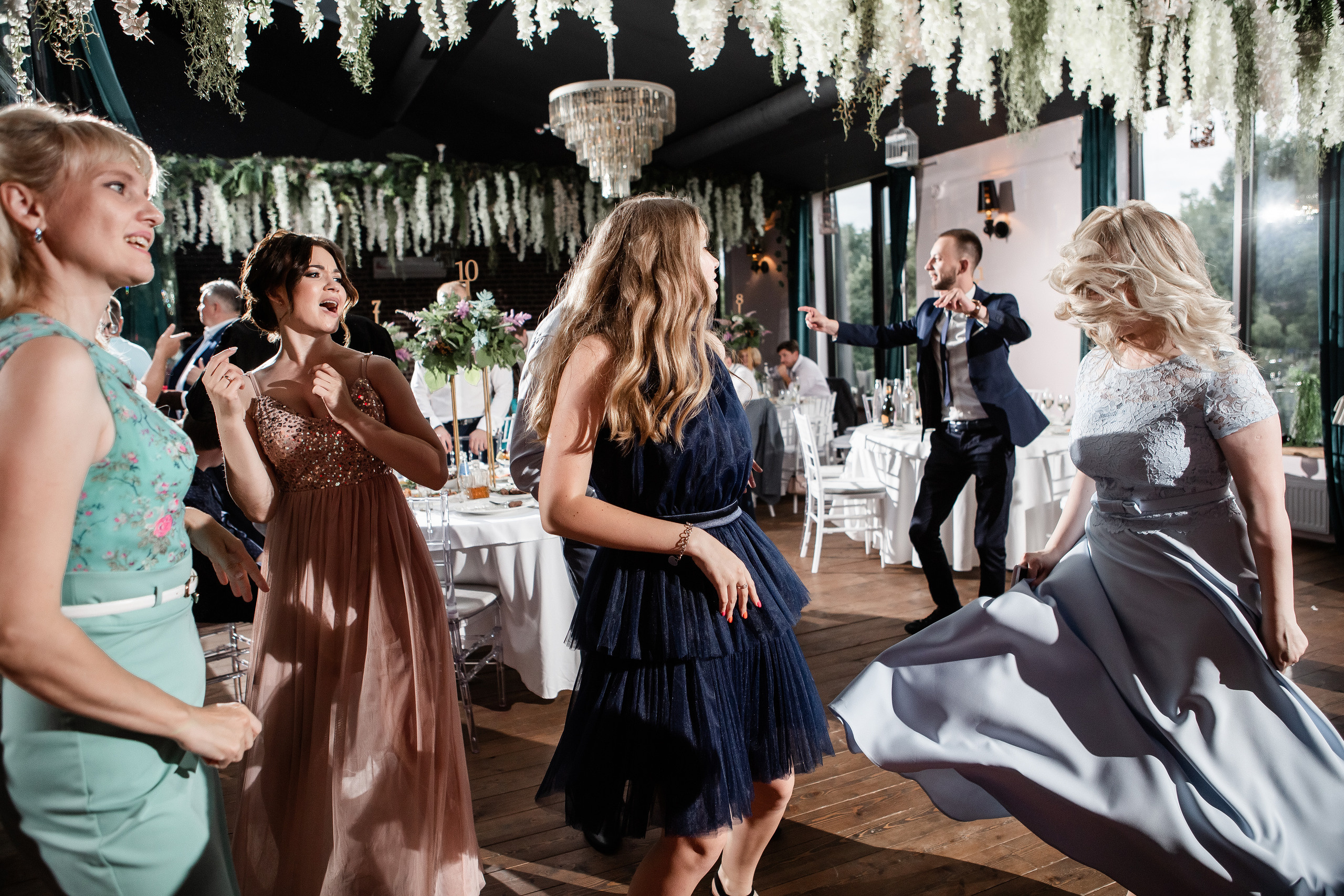 танцы на свадьбе подружек невесты