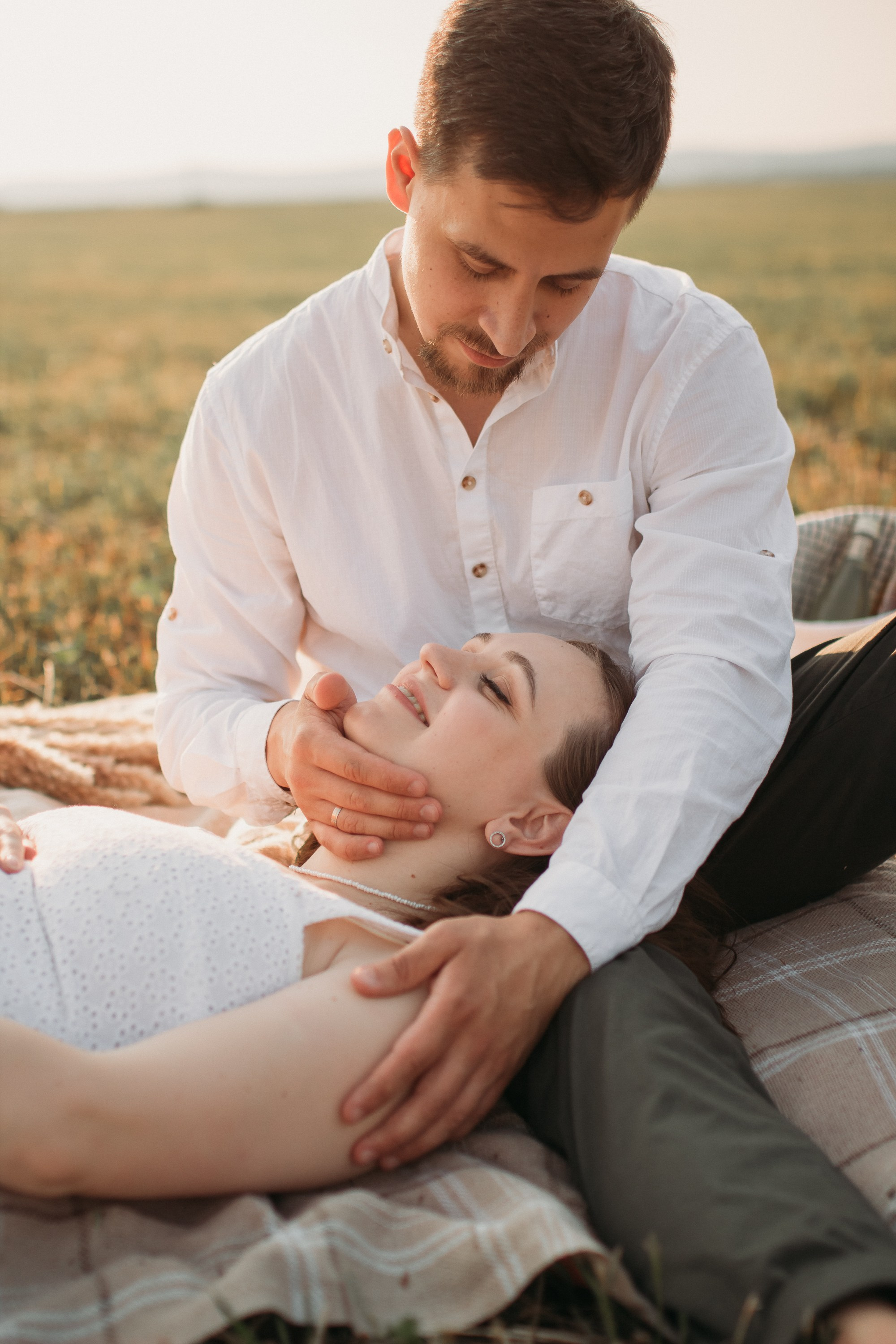 Фотосессия беременности в поле на закате. Семейный фотограф Екатеринбург Черепанова Олеся