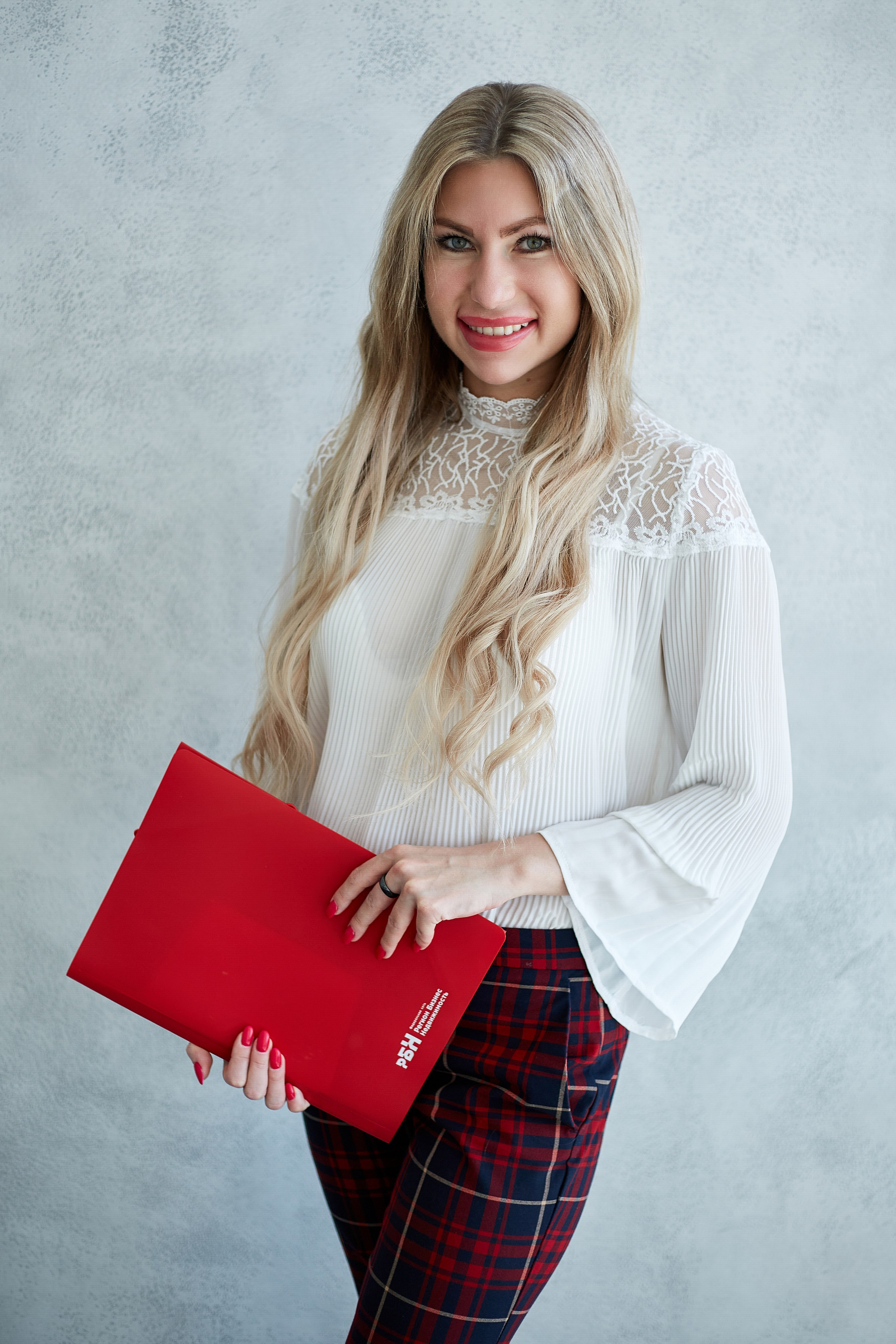 Бизнес-портрет в студии (Пенза) — профессиональная фотосессия для личного бренда и резюме. Деловой портрет в Пензе — фотосъемка для LinkedIn, сайта компании и соцсетей. Профессиональный бизнес-портрет в Пензе — фотосессия в деловом стиле с ретушью. Корпоративный портрет в Пензе — студийная съемка для предпринимателей и компаний. Фото для резюме и делового профиля (Пенза) — строгий стиль, естественный свет, профессиональная обработка.