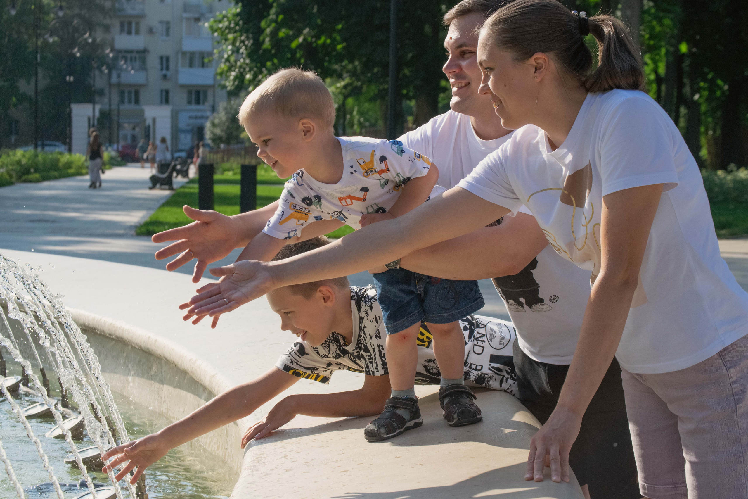Летняя семейная фотосъемка у фонтана