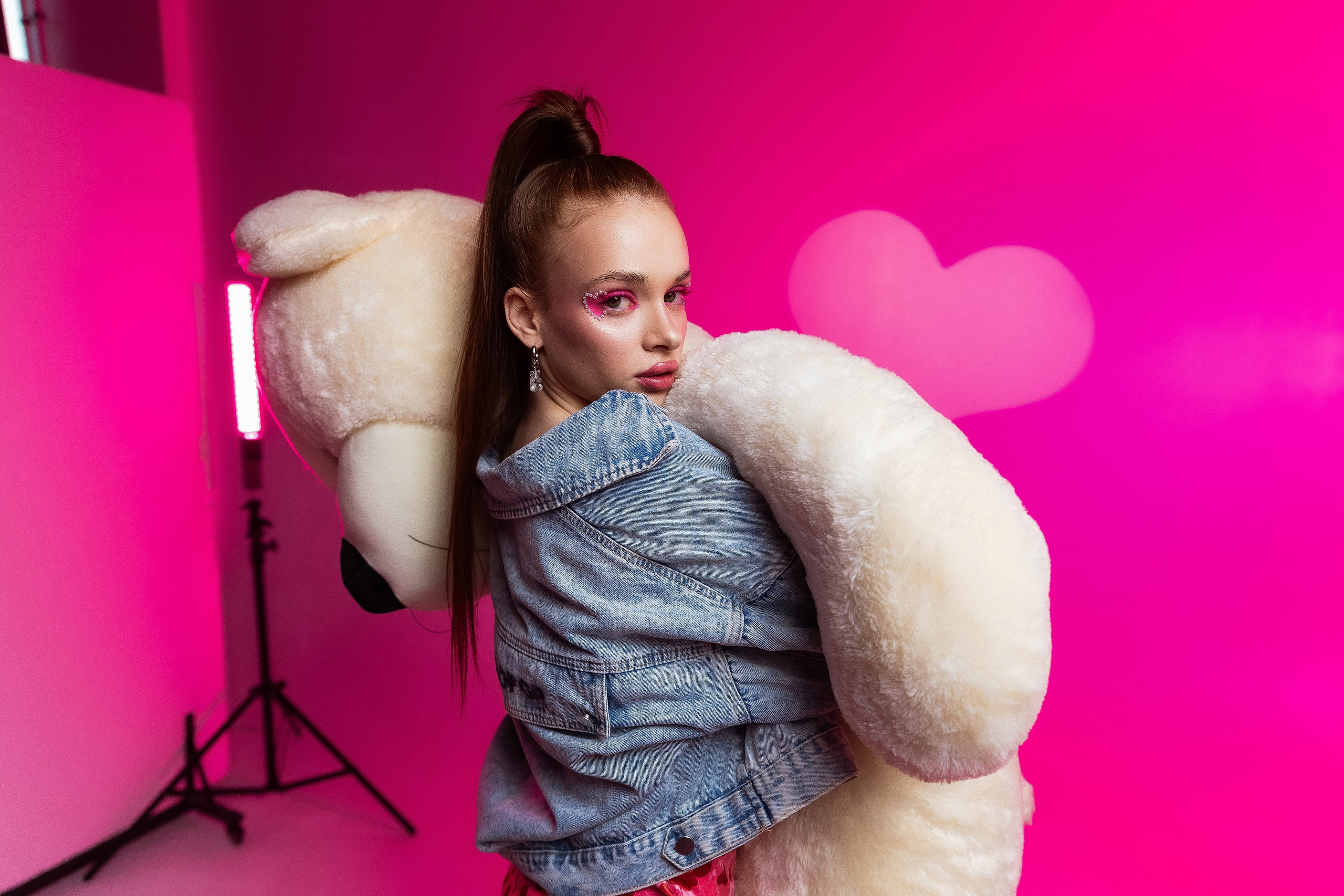 идея фотосессия на 14 февраля, день всех влюблённых, цветной свет, маски габо, 14 февраля, ростовой медведь